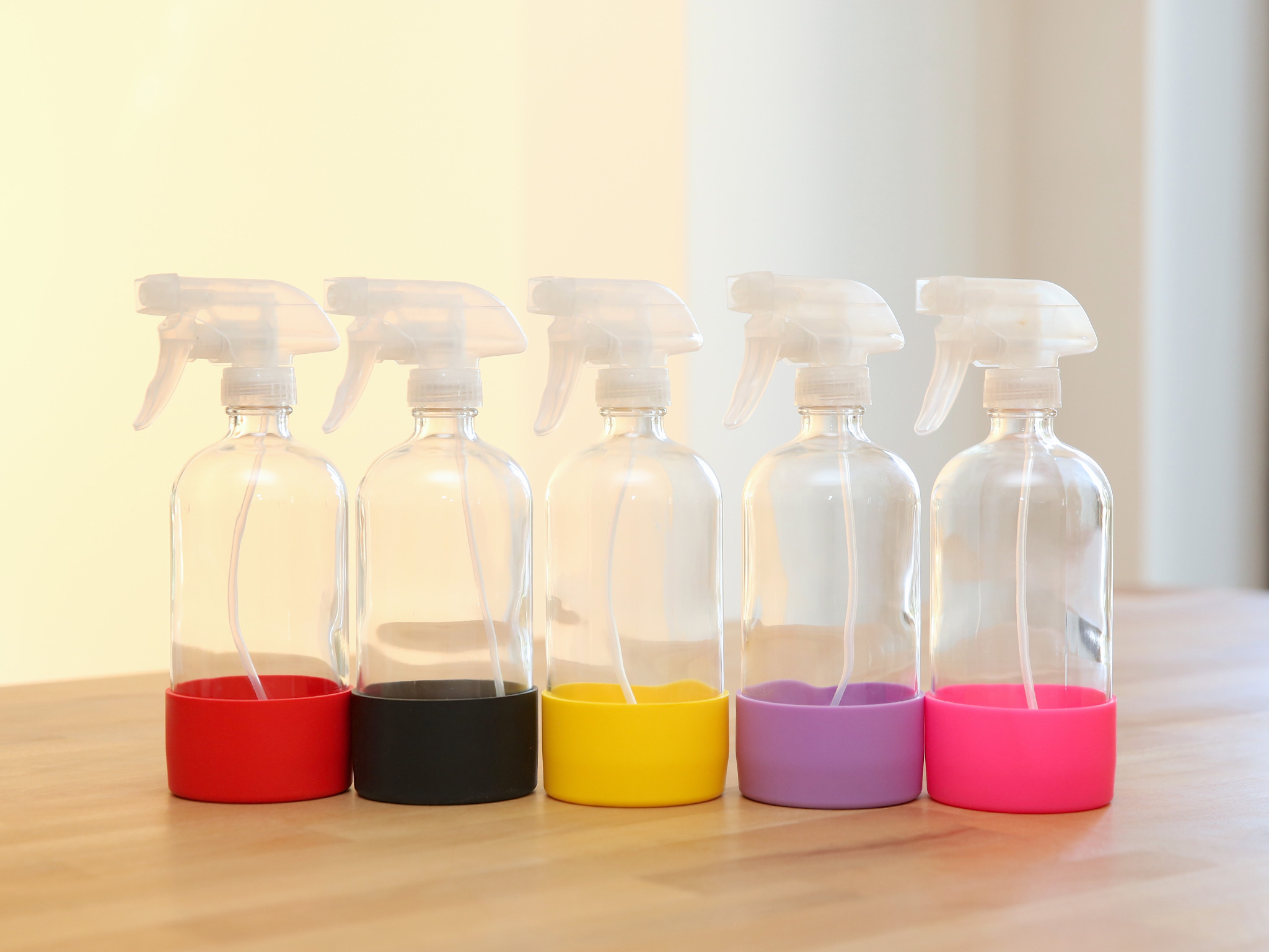 Die Sprayflasche 'Smile' aus durchsichtigem Glas mit einer passenden Silikon-Hülle in deiner Lieblingsfarbe ist ein Hingucker.