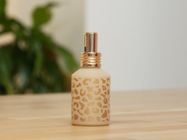 Die Leopard-Sprayflasche (60 ml) von Whimsy + Wellness eignet sich perfekt für Deine ätherischen Öle