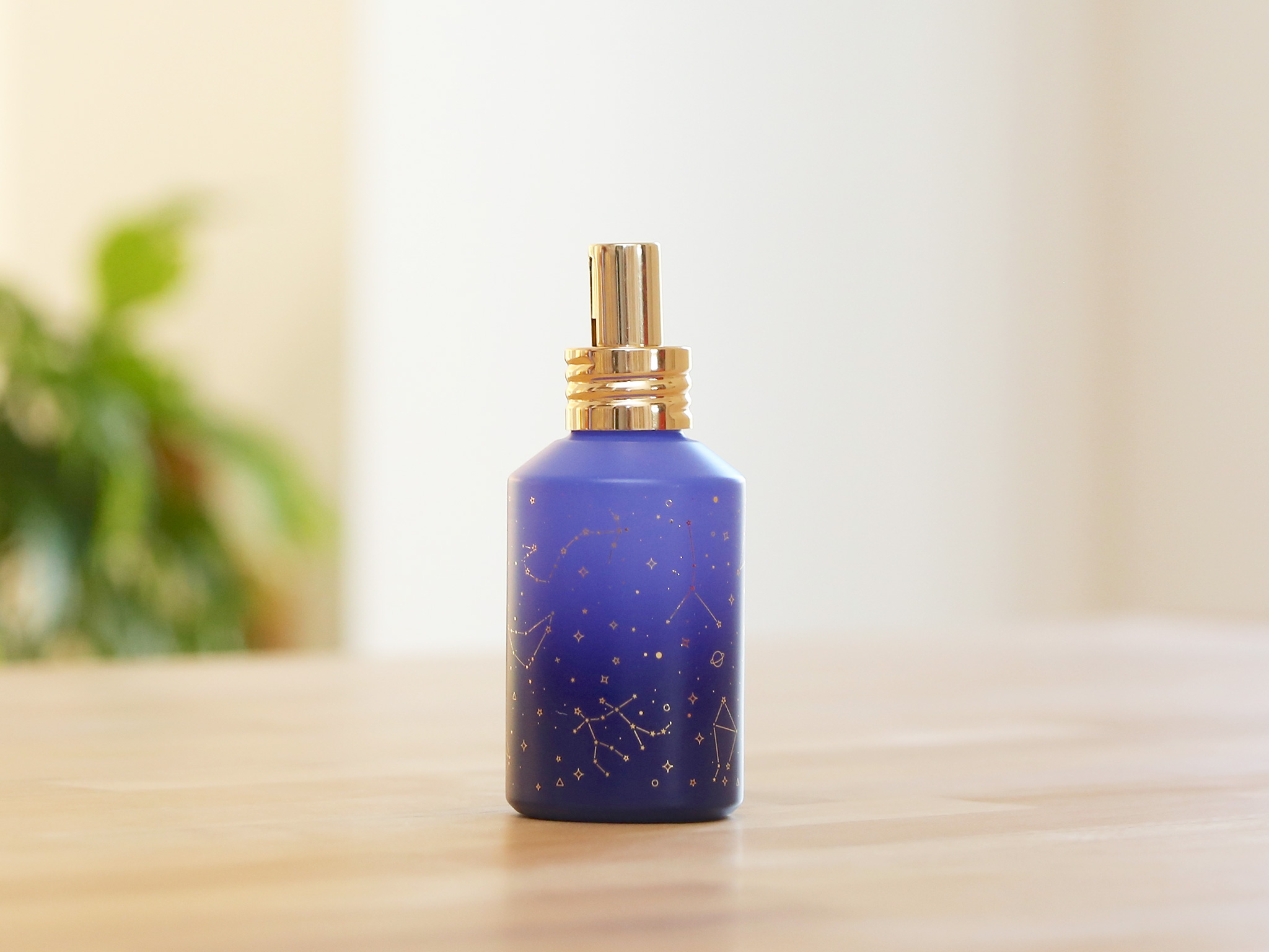 Die wunderschöne, blaue Constellation-Sprayflasche eignet sich perfekt für jegliche Art von Sprays, die du für Deine ätherischen Öle nutzen kannst.