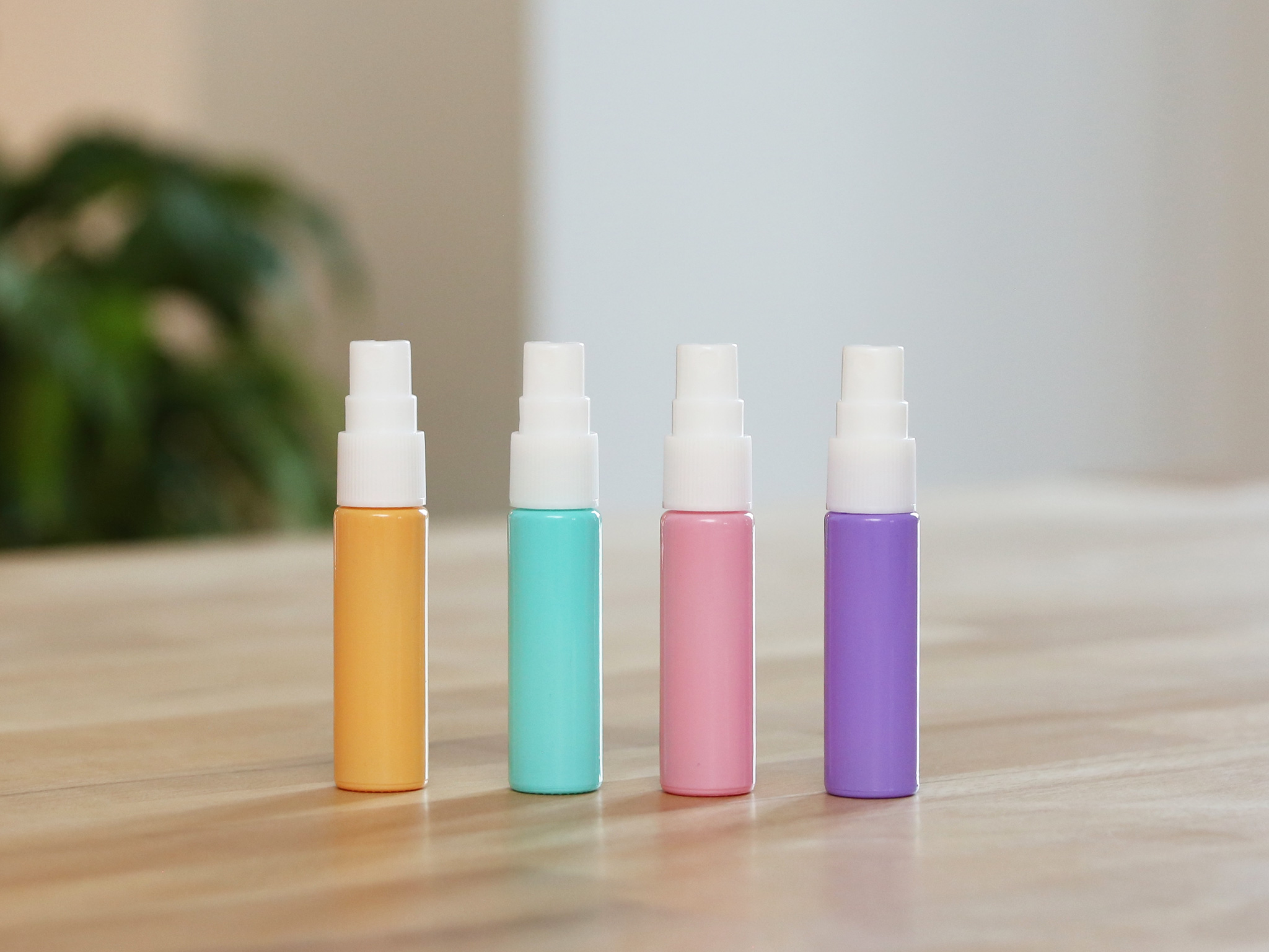Das ‘Happiness’-Set besteht aus 4 Sprayflaschen - inspiriert von den Farben des Regenbogen & buntem Konfetti.
