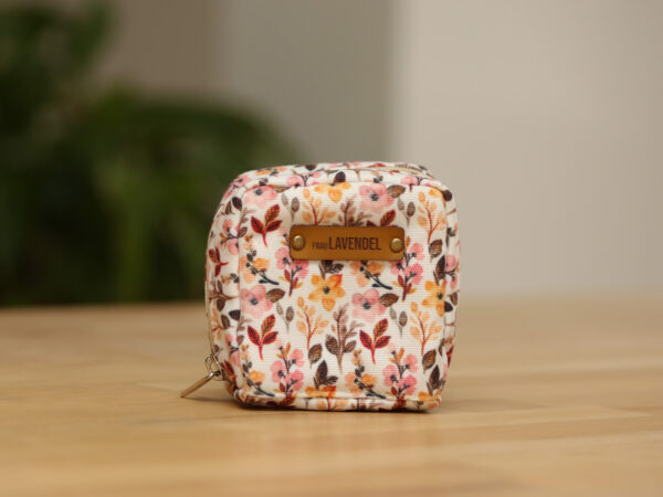 Kennst Du unsere wunderschöne & handgefertigte 'Autumn Flowers' Mini-Pouch-Tasche by Aethe.Rolea? Sie ist beidseitig gepolstert, damit Deine Fläschchen gut geschützt sind.