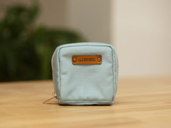 Kennst Du unsere wunderschöne & handgefertigte 'Sky Blue' Mini-Pouch-Tasche by Aethe.Rolea? Sie ist beidseitig gepolstert, damit Deine Fläschchen gut geschützt sind.