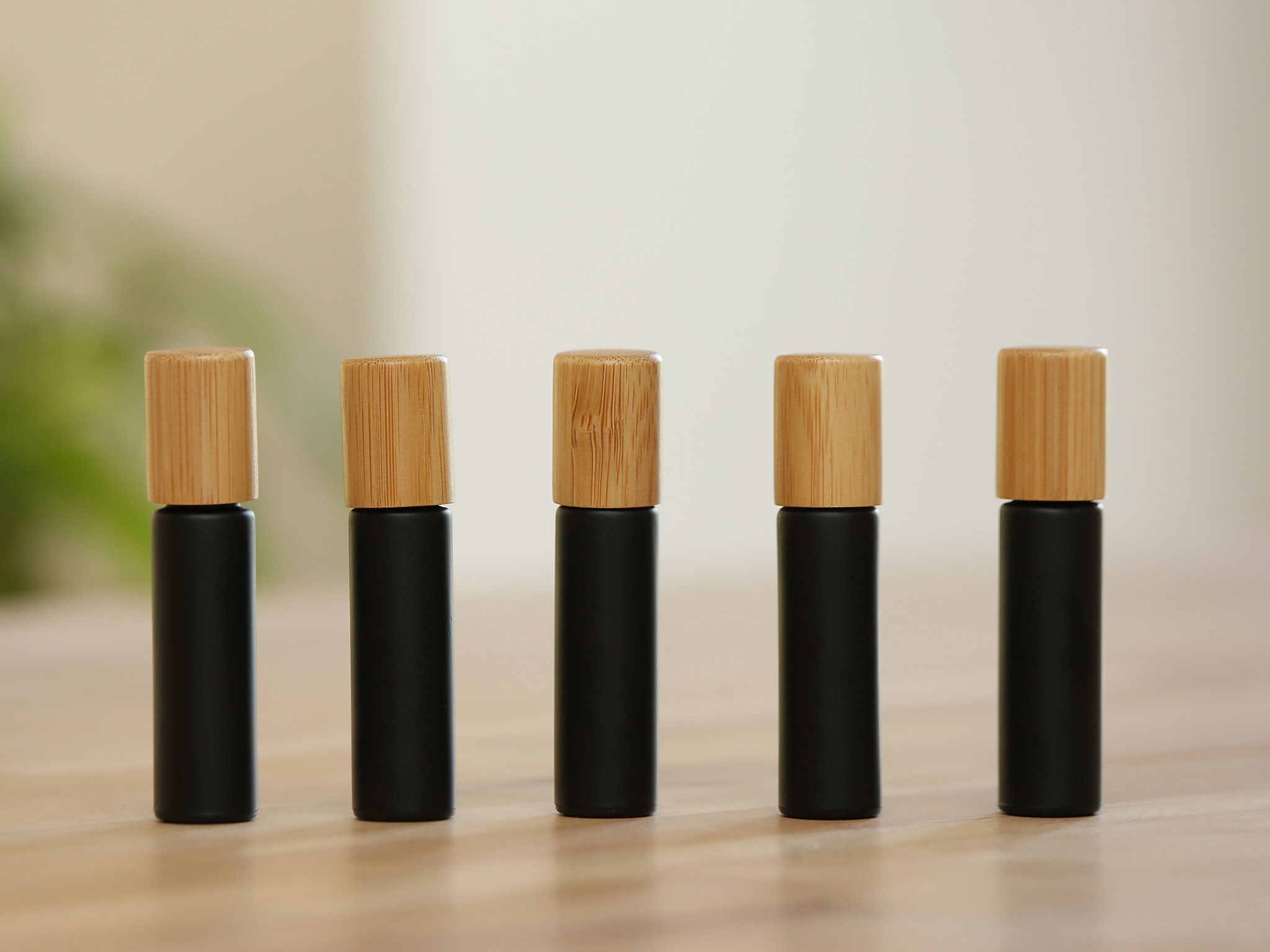 Entdecke unsere klassischen ‚Basic Black‘ Roll On`s mit Bambus-Aufsatz. Der beliebte schwarze Roll On ist das perfekte Zubehör für ätehrische Öle.
