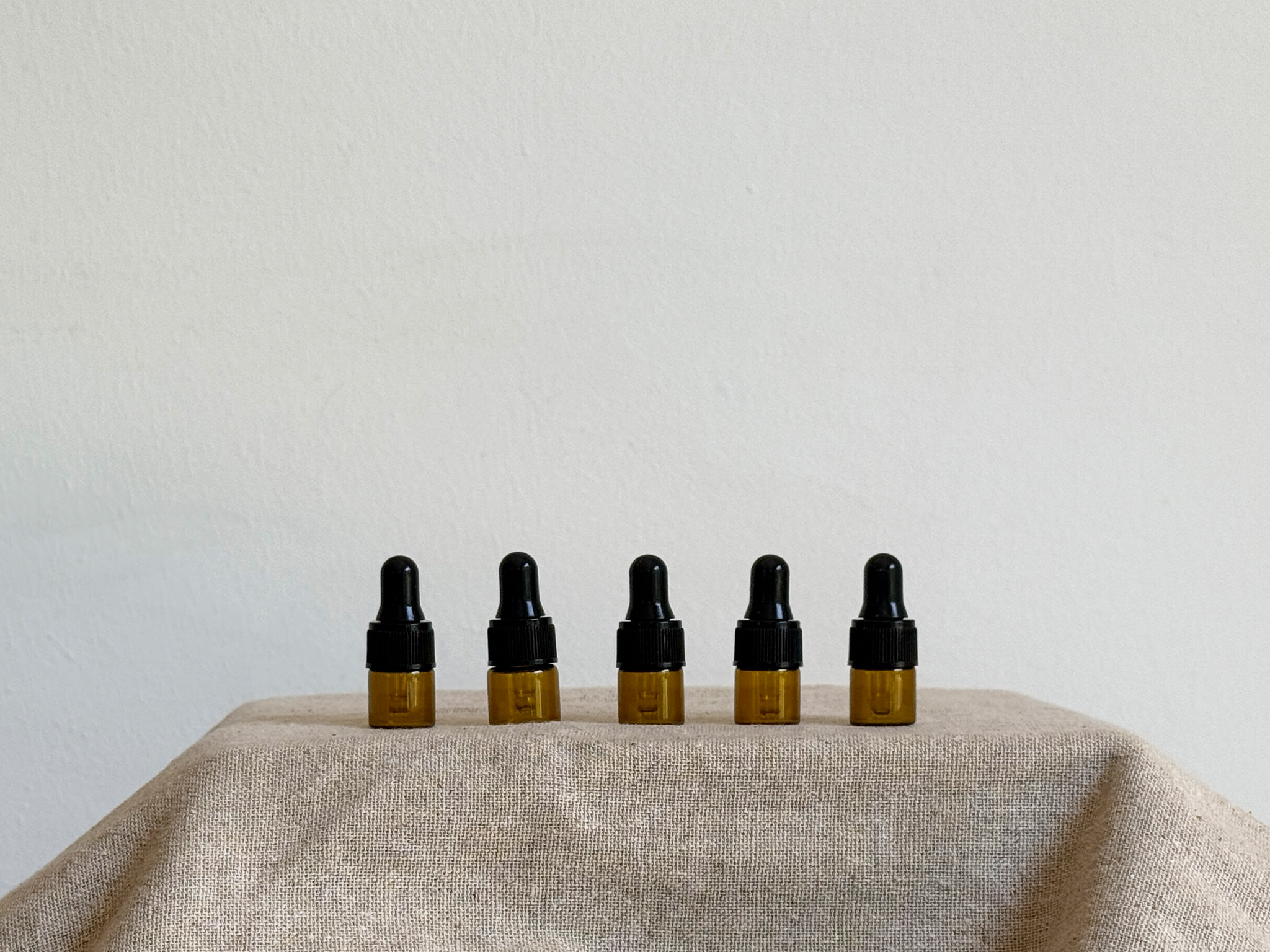 Entdecke unsere 1ml ‚Basic Mini Amber‘ Pipettenflaschen. Die Pipettenflaschen sind für Deine Probemischungen und mit einer Größe von 1ml ideal für unterwegs.