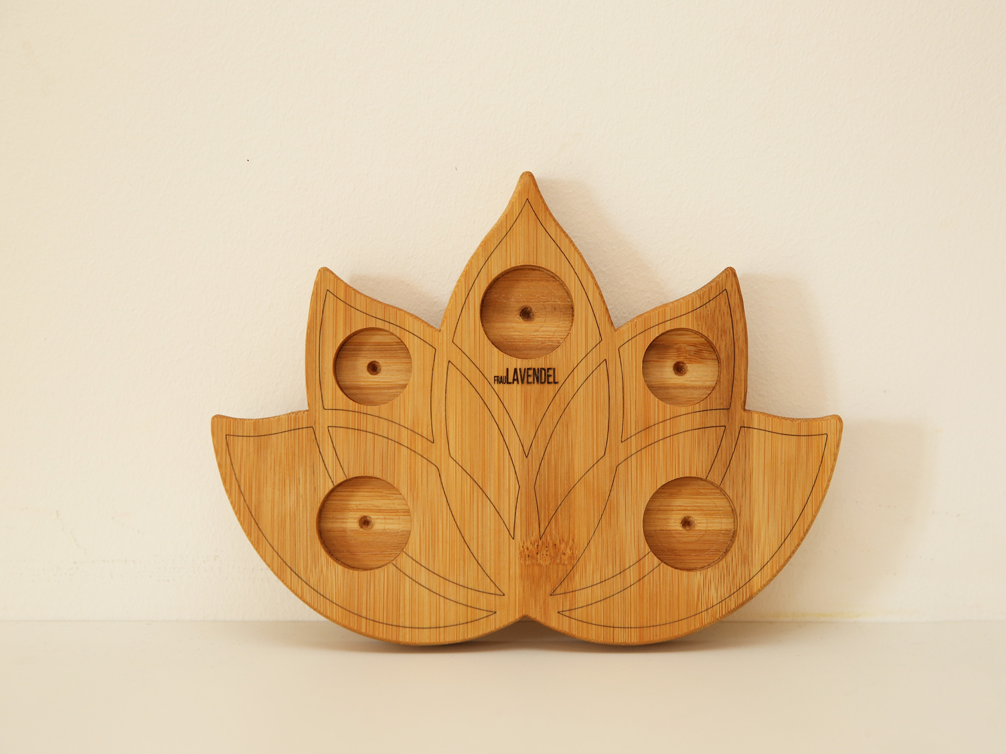 Entdecke unseren bezaubernden Holzhalter 'Lotus Flower' - ein Präsentationsständer für ätherische Öle, der ein Gefühl von Inspiration & Klarheit vermittelt.