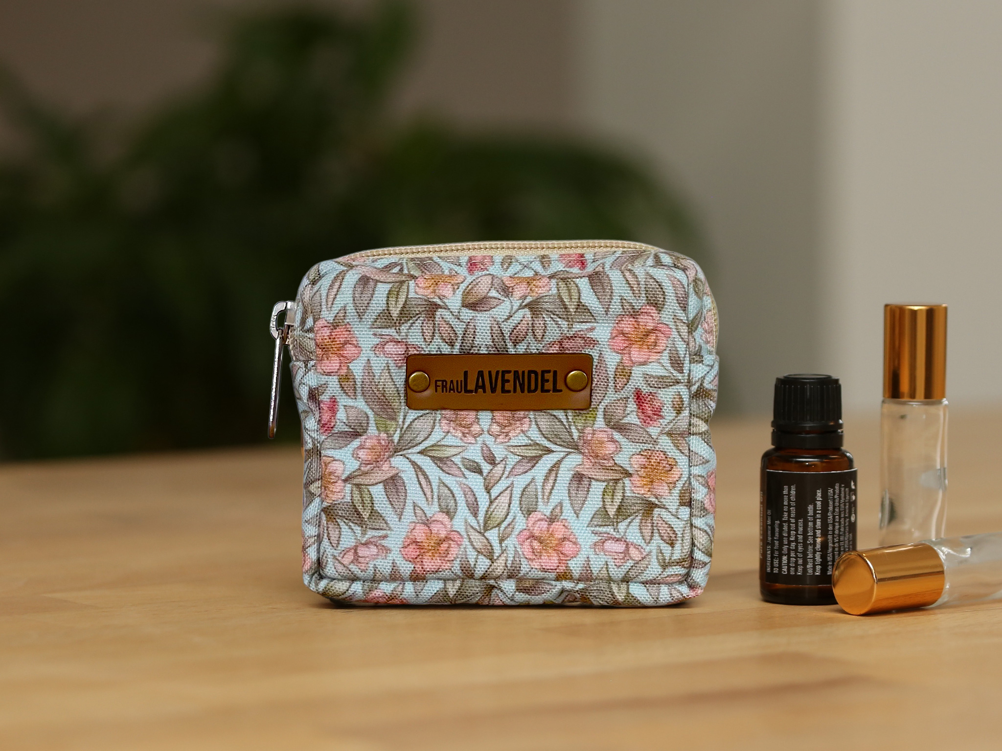 Kennst Du unsere wunderschöne & handgefertigte 'The Azure' Mini-Pouch-Tasche by Aethe.Rolea? Sie ist beidseitig gepolstert, damit Deine Fläschchen gut geschützt sind.