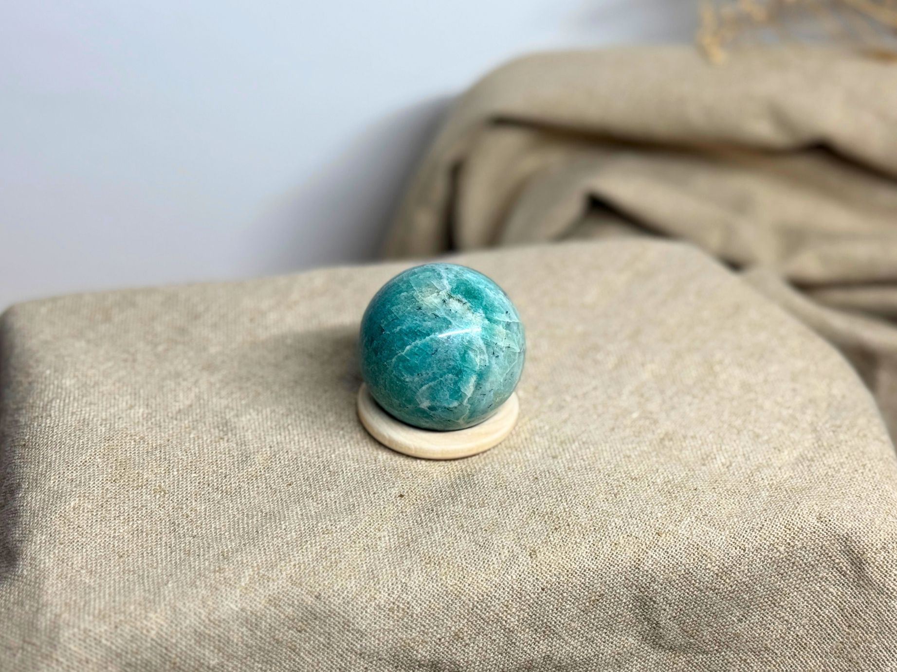 Zartblaue Amazonit-Kugel (Ø 4 cm) für Achtsamkeit, Balance & Raumgestaltung. Symbol für Klarheit, Ruhe & emotionale Tiefe. Jetzt entdecken!