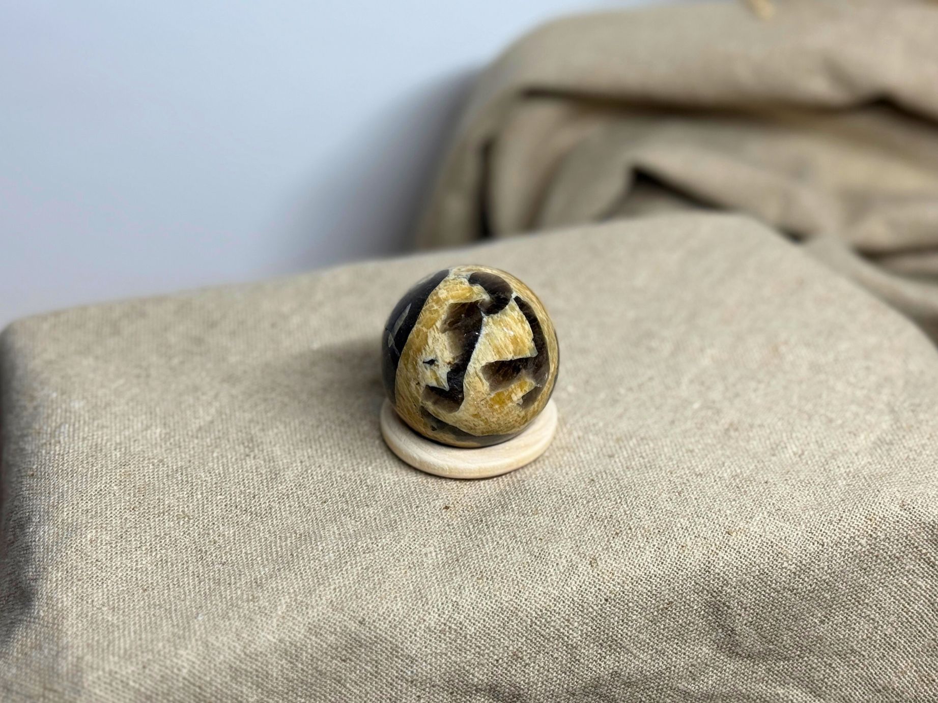 Schwarz-weiße Zebra Feldspat Kugel (Ø 4 cm) für Klarheit, Erdung & innere Balance. Kraftvoll & beruhigend – perfekt für Meditation & Raumgestaltung.