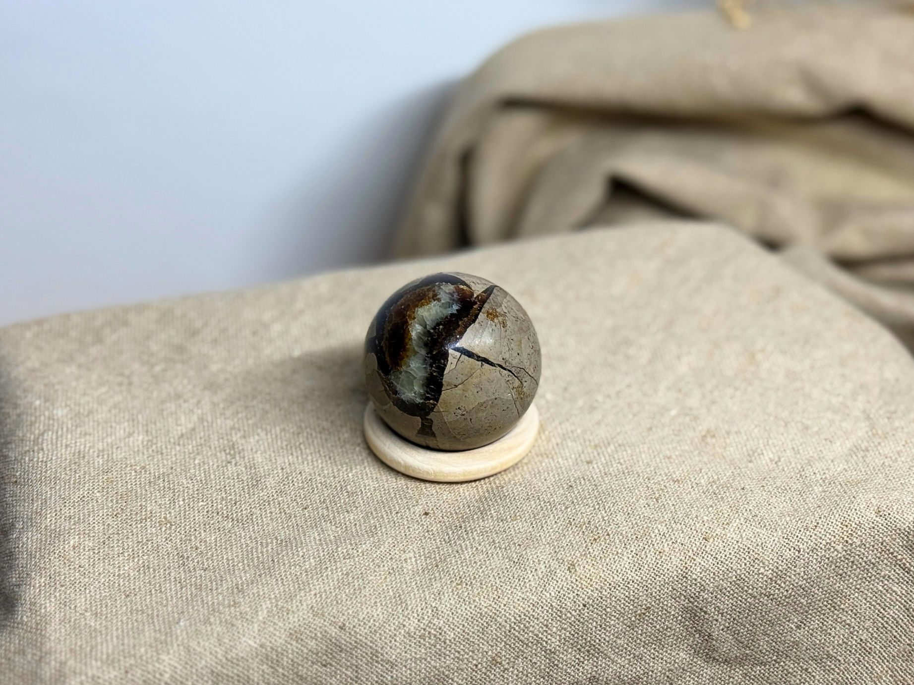 Septarie Kugel (Ø 4 cm) mit natürlicher Aderung – Symbol für Erdung, Stabilität & Ruhe. Ideal für Meditation & Raumgestaltung. Ein echtes Unikat!