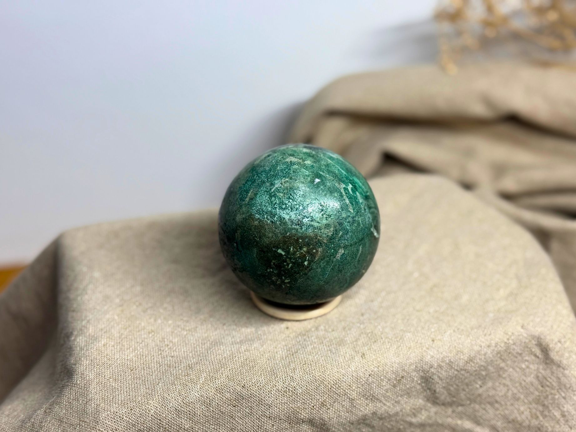 Eldarit-Kugel (Ø 7–8 cm) für Ruhe, Fokus & Ausgleich. Symbol für Erdung & Transformation – ideal für Meditation, Räume & innere Prozesse.