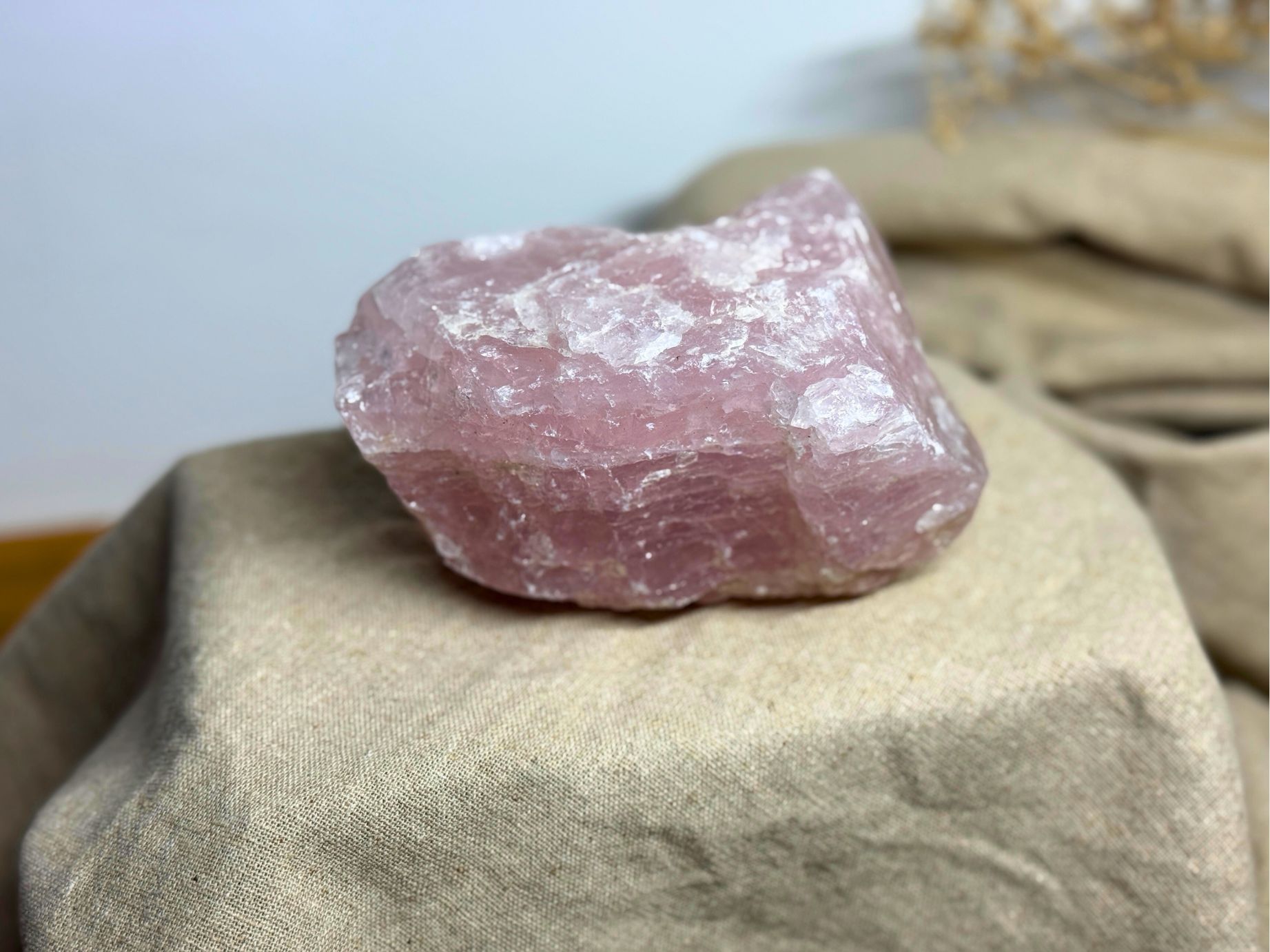 Großer Rosenquarz-Rohstein für Herzöffnung, Vertrauen & Raumgestaltung. Zartrosa Kristall – stark im Ausdruck, sanft in der Wirkung.