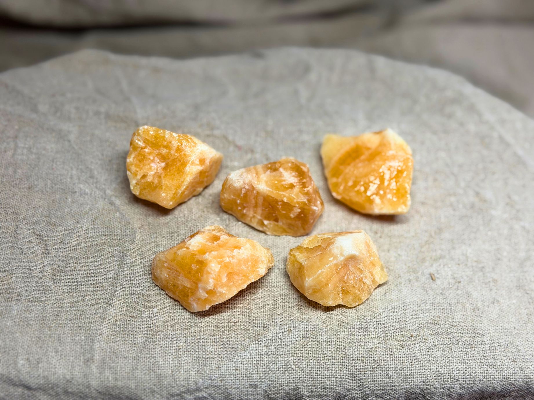 Orangencalcit-Rohstein (4–5 cm) für Lebensfreude, Klarheit & neue Perspektiven. Naturbelassener Impulsstein für Raum, Ritual oder Neubeginn.