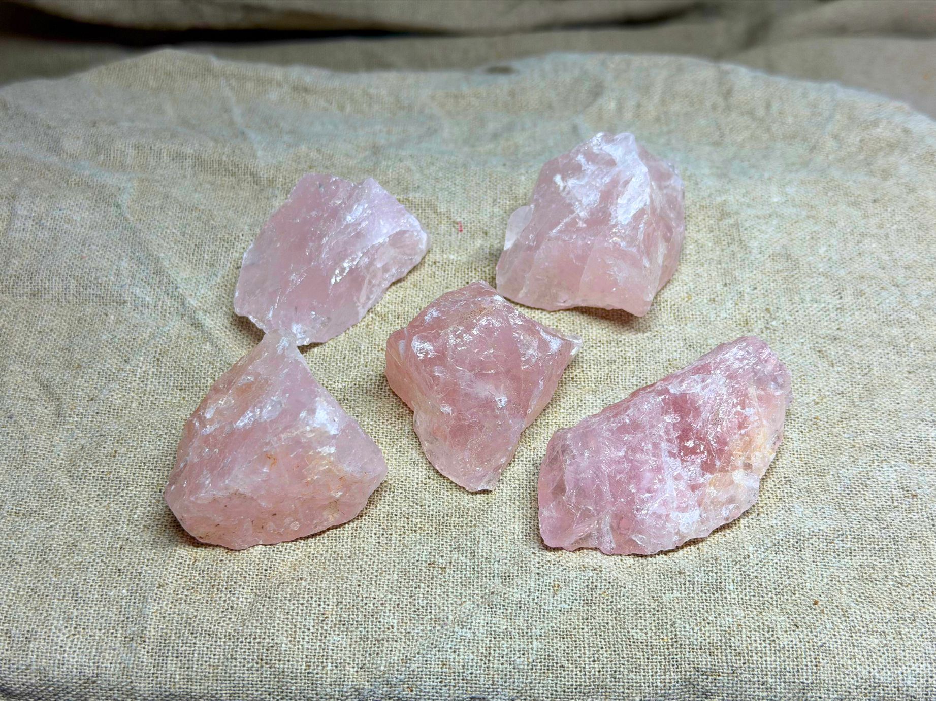 Rosenquarz Rohstein (4–5 cm) – Symbol für Liebe, Vertrauen & emotionale Balance. Natürlich, einzigartig & mit Sorgfalt für Dich ausgewählt.