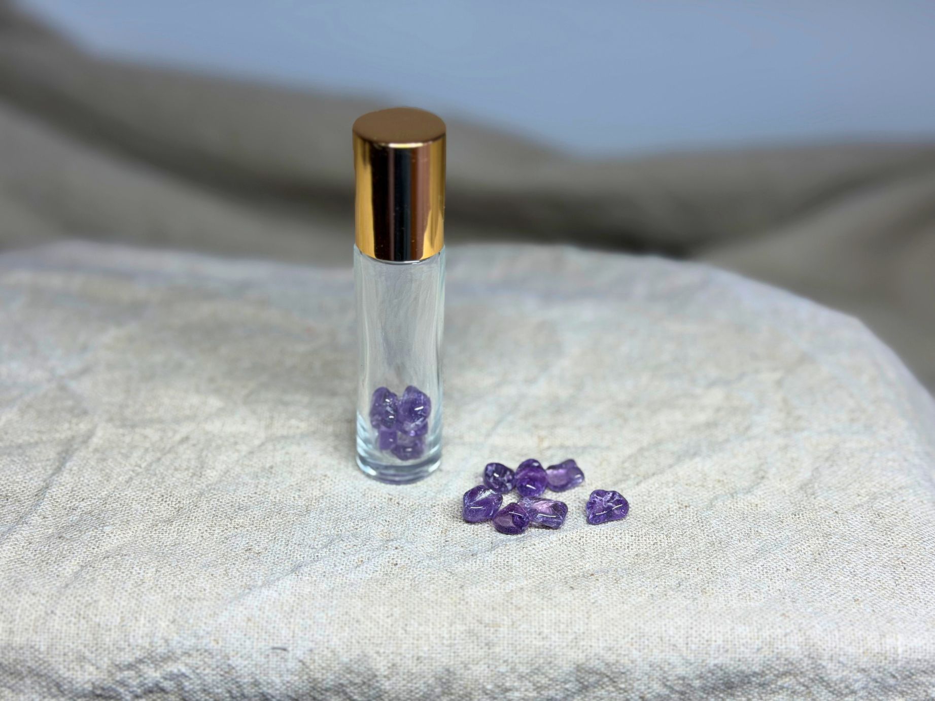 Roll-On mit Amethyst-Splittern (0,5 cm) für Achtsamkeit, Klarheit & Entspannung. Violett, still & symbolisch – ideal für DIY-Öle & Rituale.