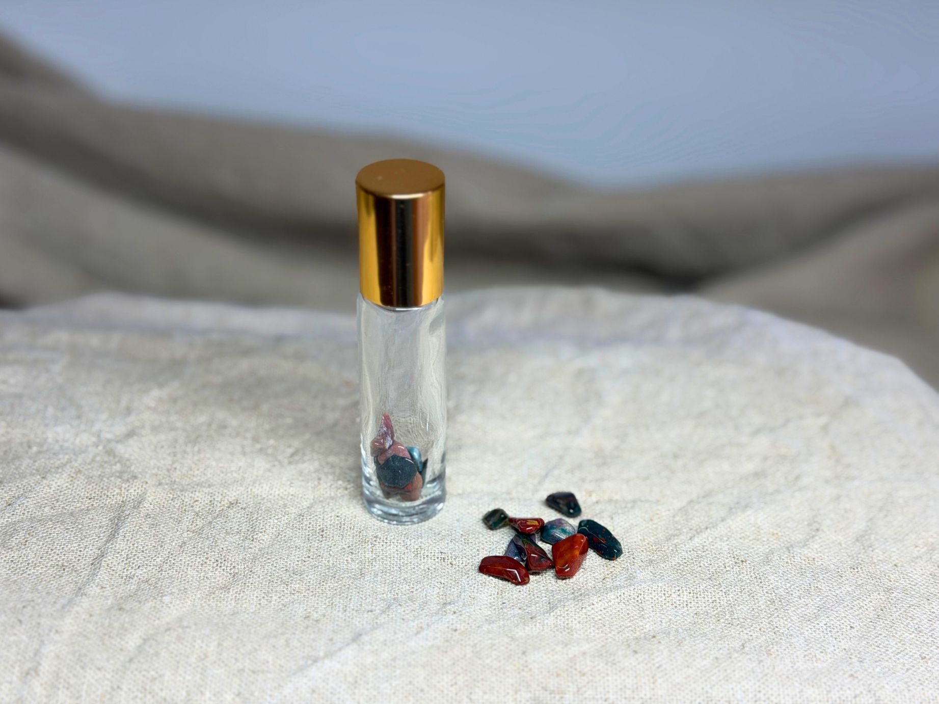Roll-On mit Jaspis-Splittern (0,5 cm) für Ausgeglichenheit, Schutz & Alltag. Erdige Töne – ideal für DIY-Öle, Rituale & kleine Pausen.