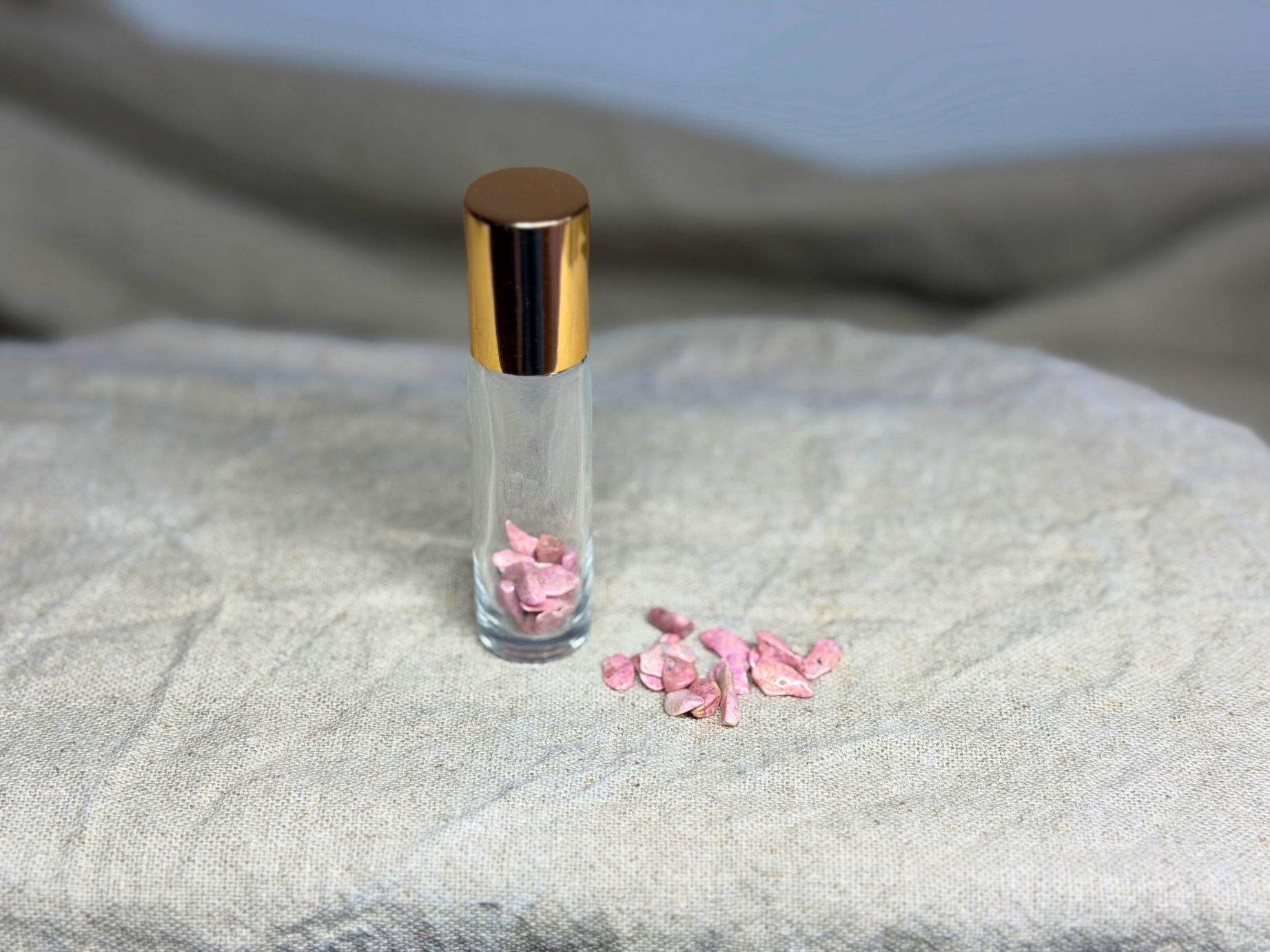 Roll-On mit Rhodonit-Splittern (0,5 cm) für Mitgefühl, Selbstfürsorge & emotionale Balance. Rosarot gemasert – ideal für tägliche Rituale.