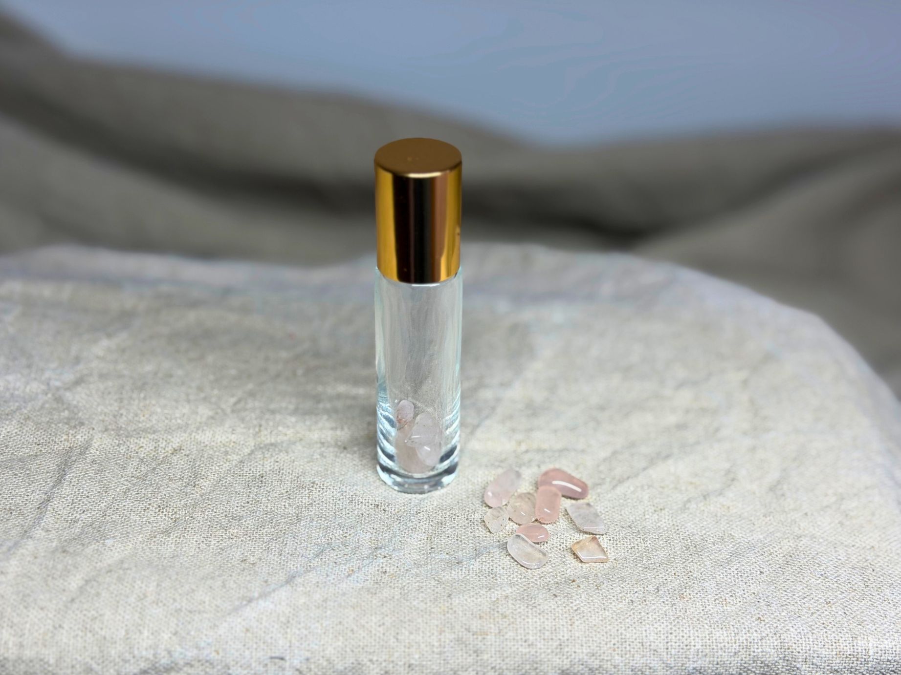 Roll-On mit Rosenquarz-Splittern (0,5 cm) für Sanftheit, Mitgefühl & Selbstfürsorge. Zartrosa Stein für DIY-Öle & liebevolle Rituale.