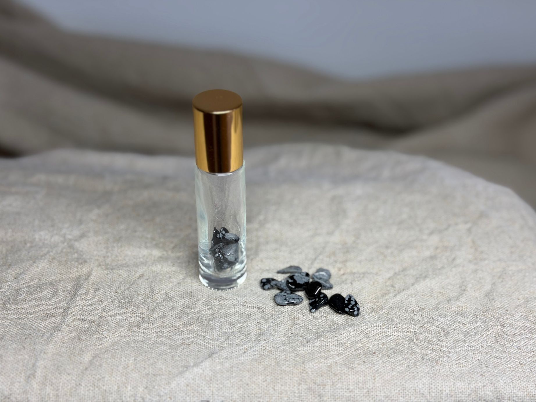 Roll-On mit Schneeflockenobsidian-Splittern (0,5 cm) für Reflexion, Abgrenzung & Fokus. Schwarz mit Schneemuster – still & wirkungsvoll.
