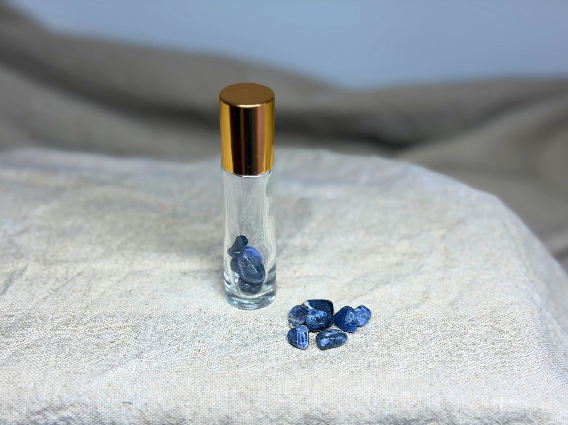 Roll-On mit Sodalith-Splittern (0,5 cm) für innere Wahrheit, Ausdruck & Ruhe. Dunkelblau gemasert – ideal für Achtsamkeit & DIY-Ölmischungen.