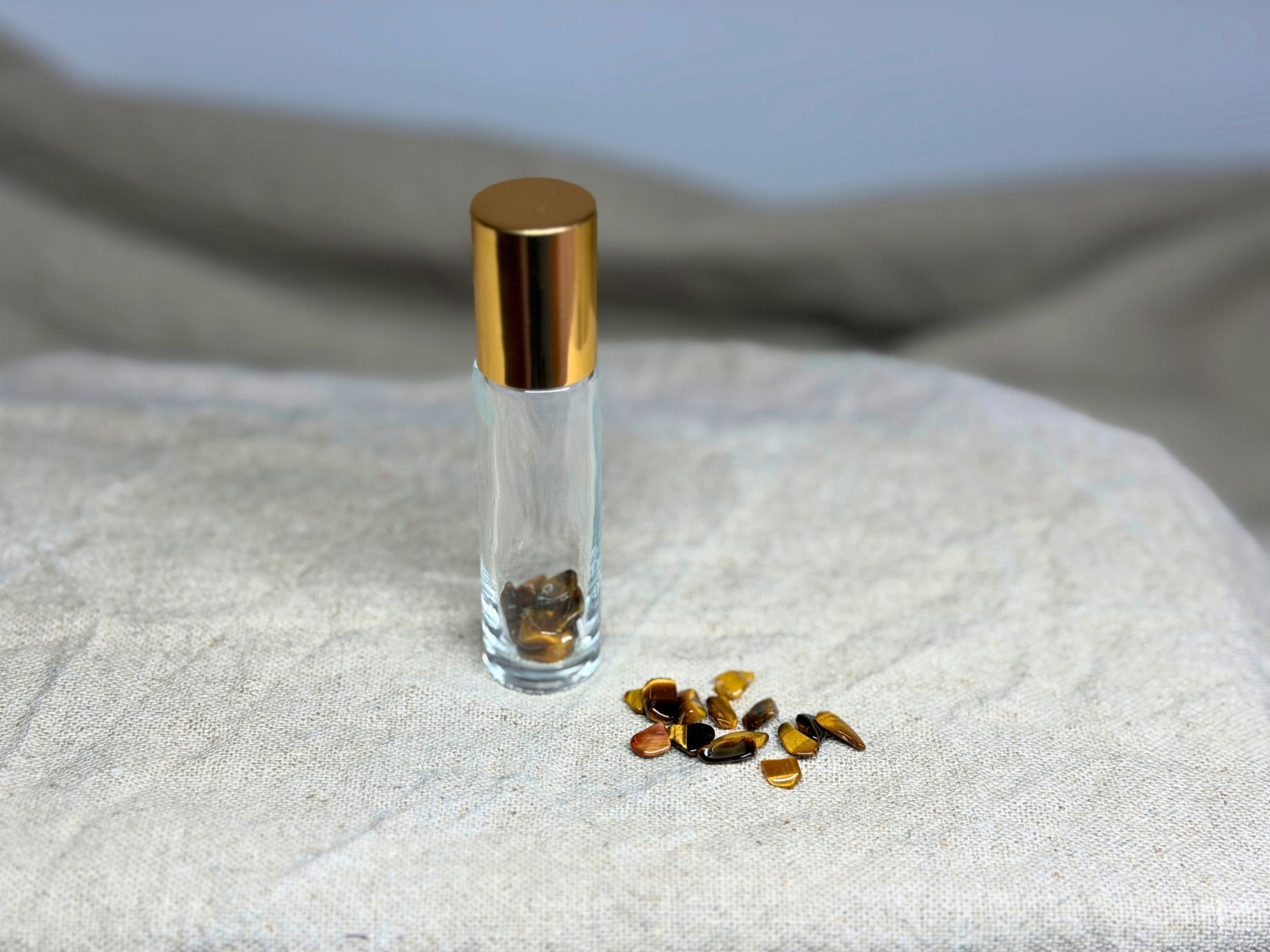 Roll-On mit Tigerauge-Splittern (0,5 cm) für Fokus, Schutz & Erdung. Goldbraun schimmernd – perfekt für DIY-Öle, Rituale & Achtsamkeit.