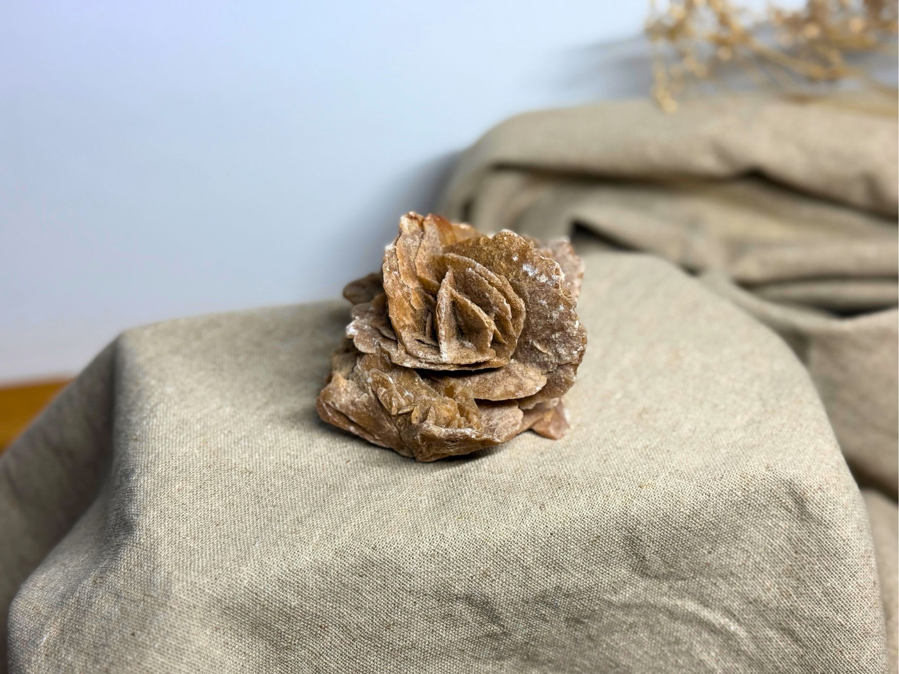 Sandrose in unterschiedlichen Größen mit blütenähnlicher Form – Symbol für Selbstreflexion & inneres Loslassen. Ideal für Altare, Rituale & meditative Räume.