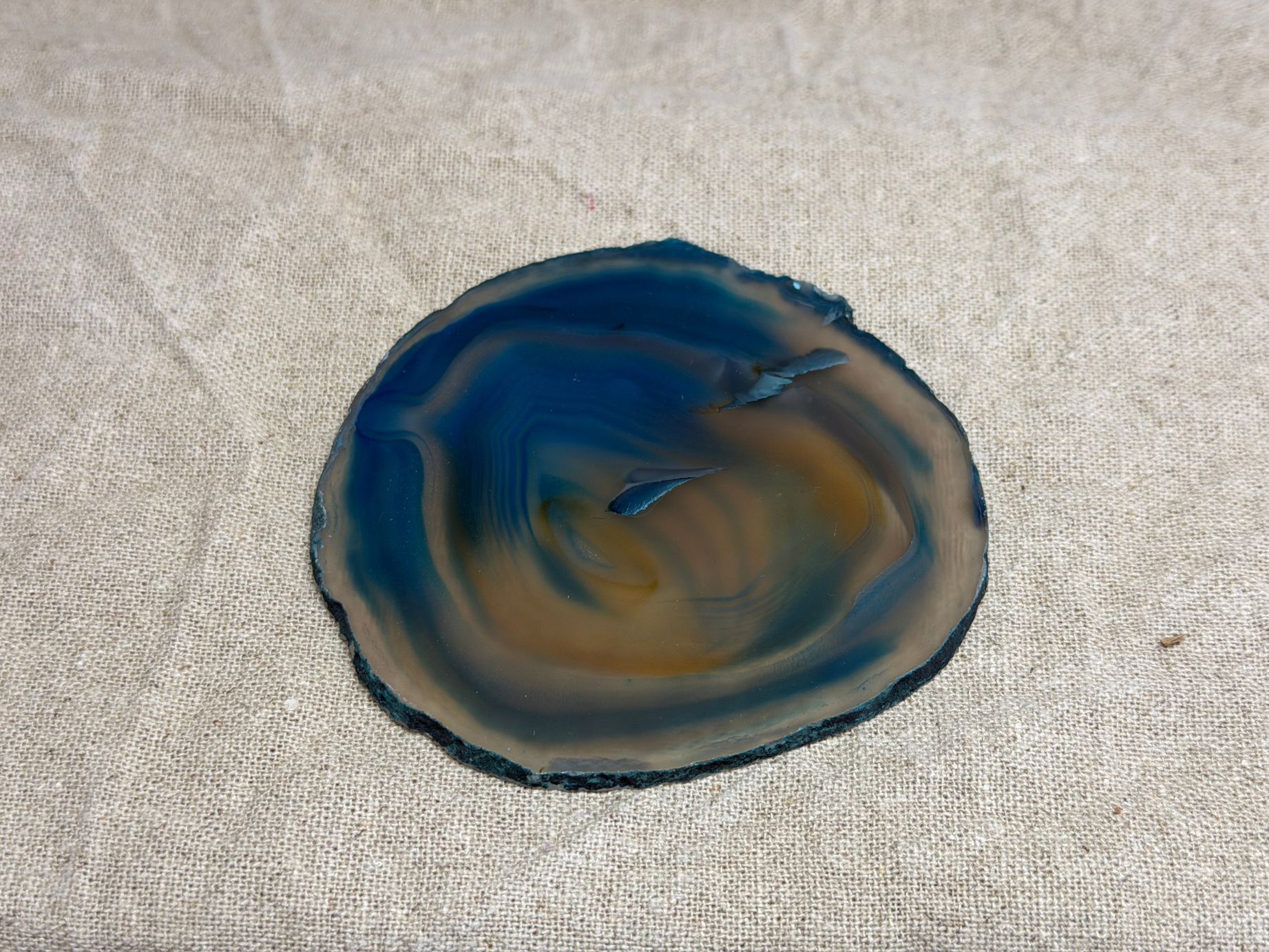 Flache Achat Scheibe in blau (ca. 9 × 8,5 cm) – Symbol für Erdung, Stabilität & innere Ordnung. Ideal als Meditationsstein, Deko oder Ritualbegleiter.