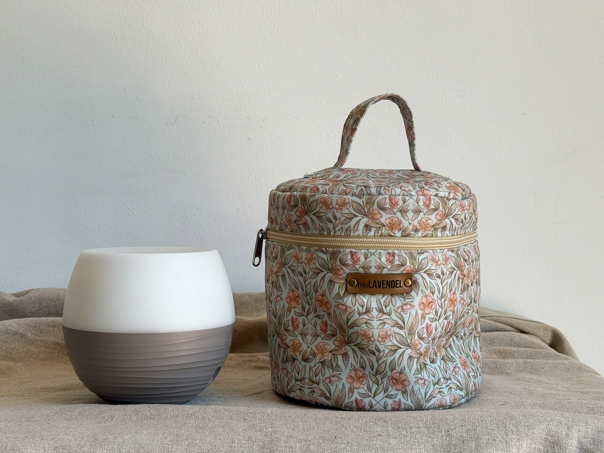 Handgefertigte Diffuser Bag Midi (17x16 cm) 'Tosca Garden' - sicherer Transport für Deinen Diffuser & Öle. Gepolstert, stilvoll & perfekt für unterwegs!