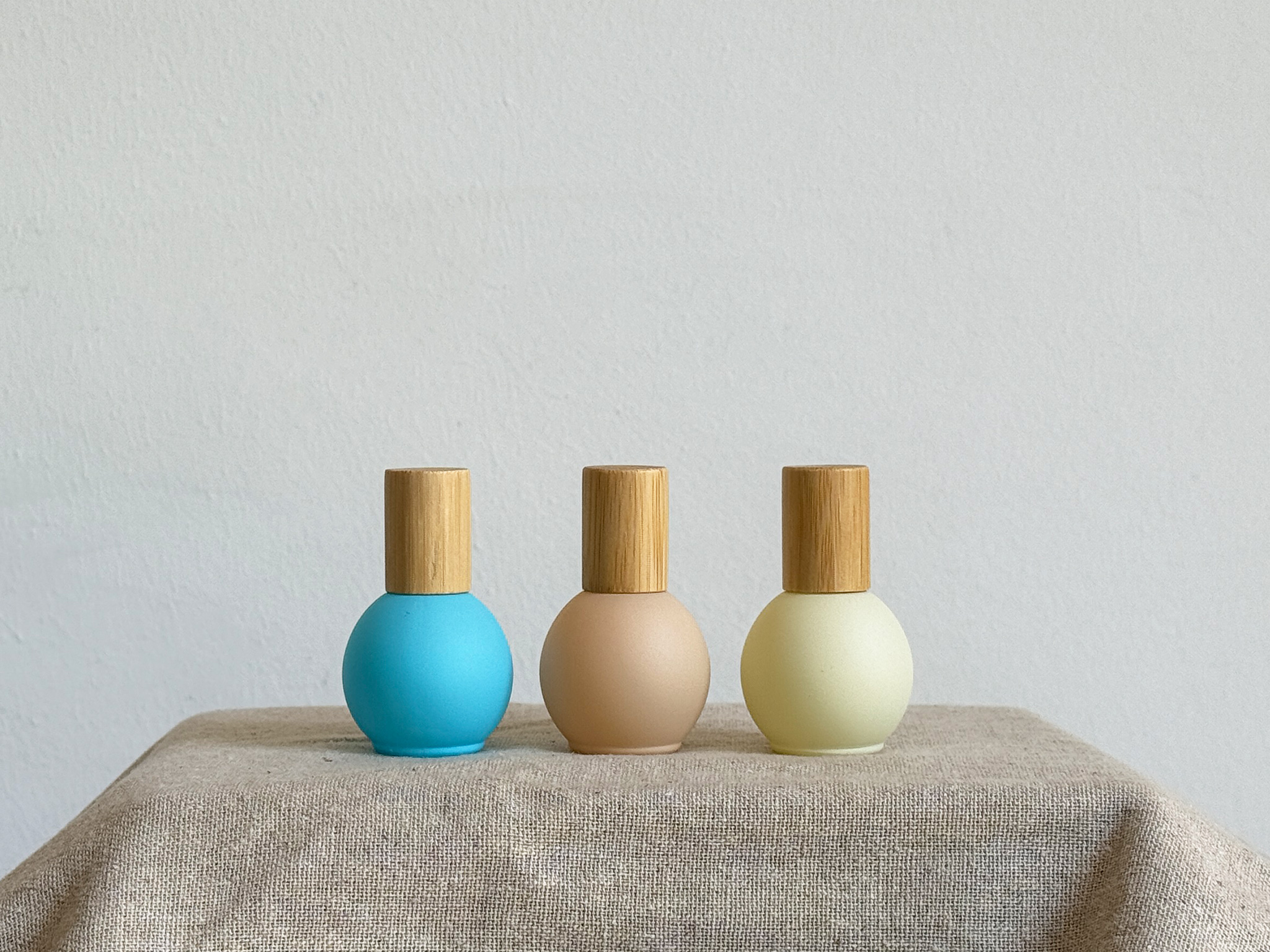 Nachfüllbare Roll-Ons 10ml aus mattem Glas & Bambus – inspiriert von Natur & Erde. Perfekt für ätherische Öle, DIY-Aromen & spirituelle Rituale.