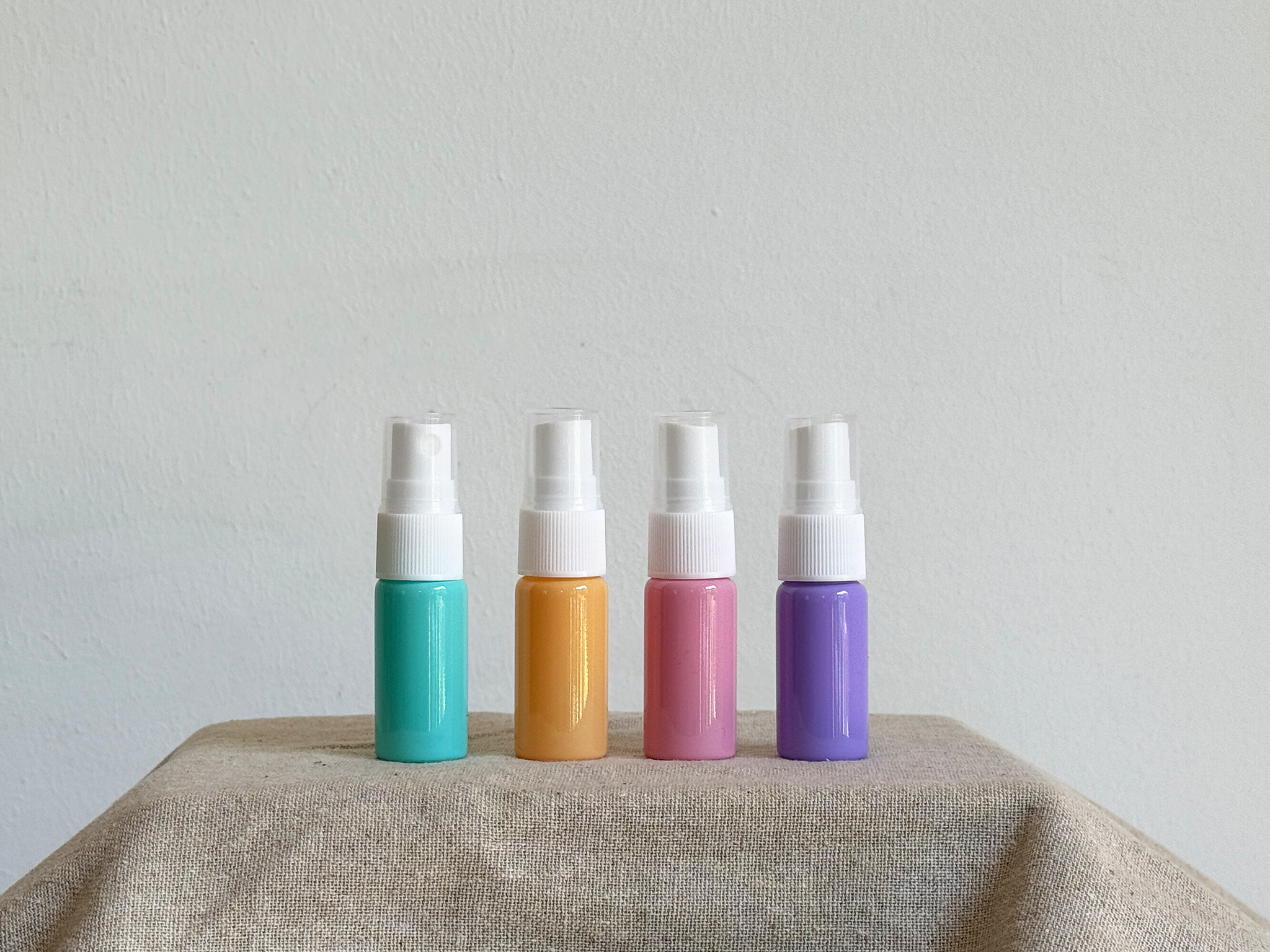 Bunte Sprayflaschen 10ml im 4er Set – ideal für ätherische Öle & DIY-Raumsprays. Nachhaltig, nachfüllbar & perfekt für Yoga, Achtsamkeit & Reisen.