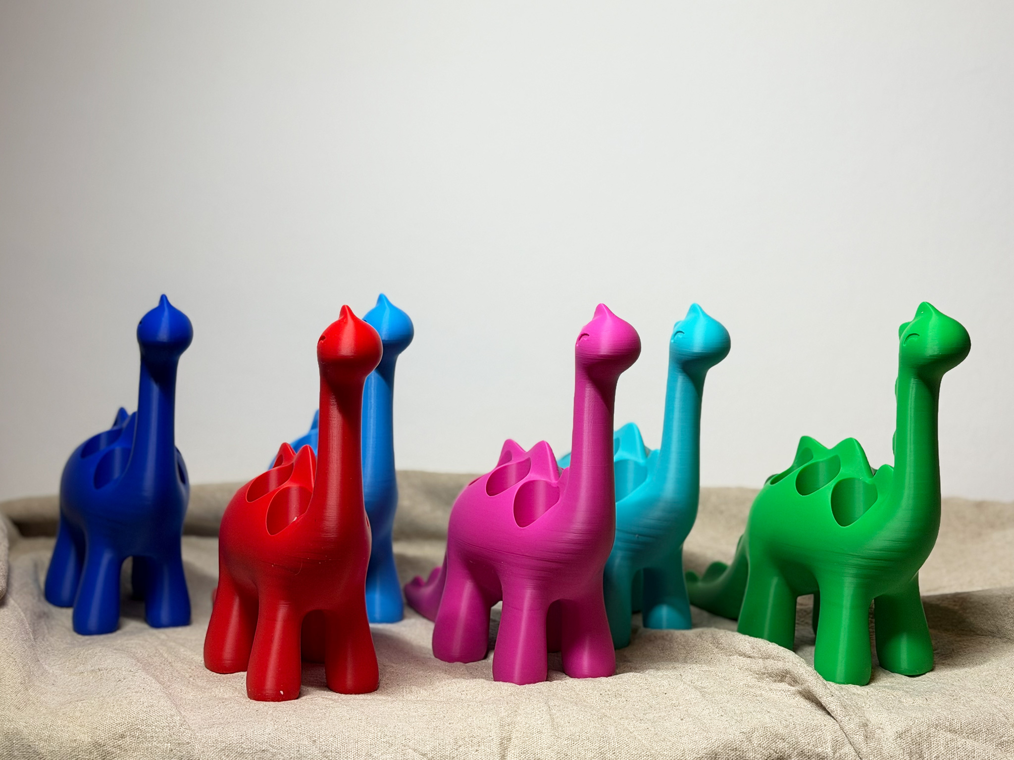 Roll-On Halter im Dino-Design mit 7 Steckplätzen für ätherische Öle. Aus recyceltem Kunststoff im 3D-Druck. Bunt, praktisch & nachhaltig.