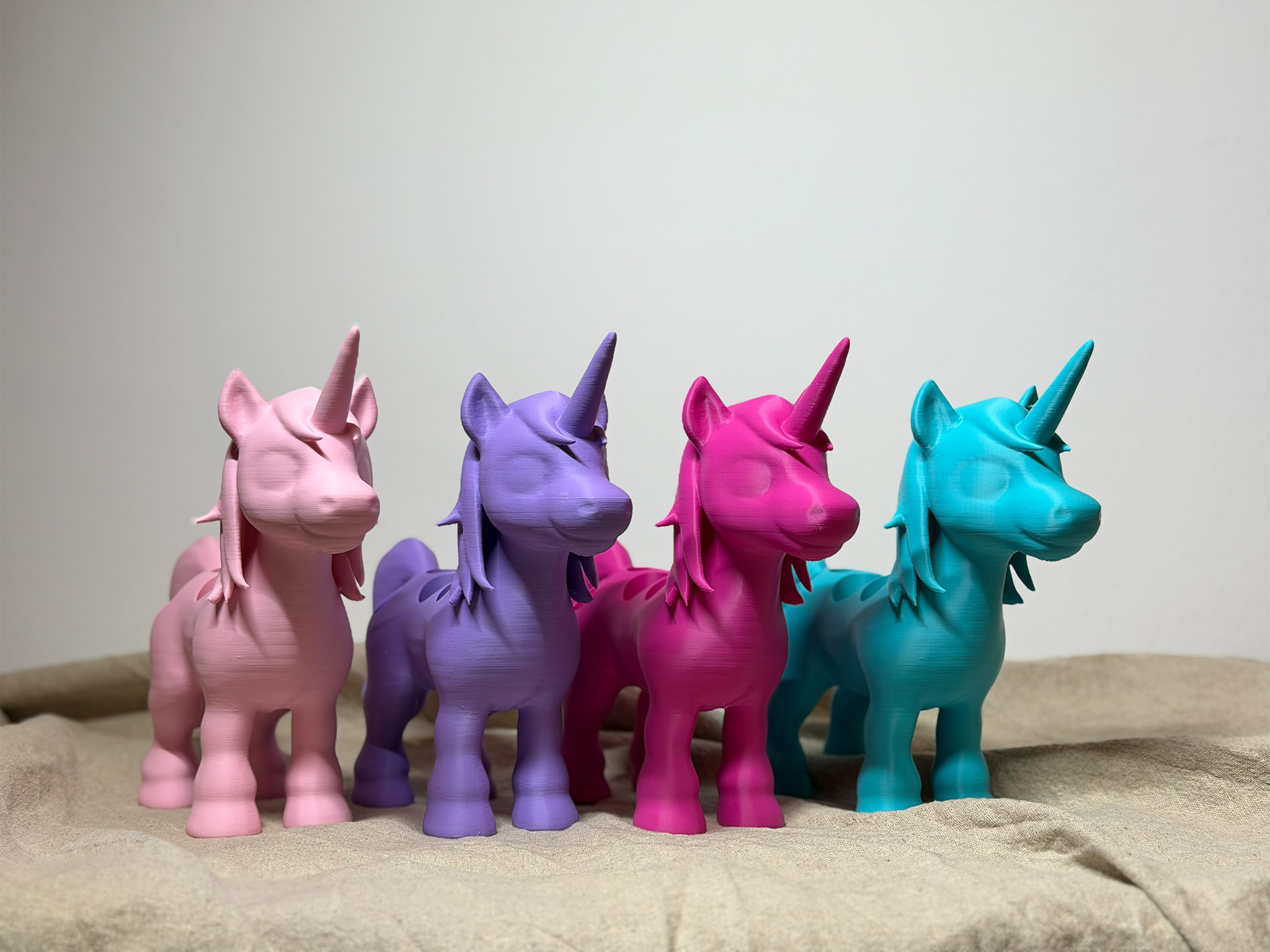 Süßer Roll-On Halter „Einhorn“ mit 7 Plätzen – perfekt für Kids-Öle. Aus recyceltem Kunststoff im 3D-Druck. Bunt, nachhaltig & kinderfreundlich.