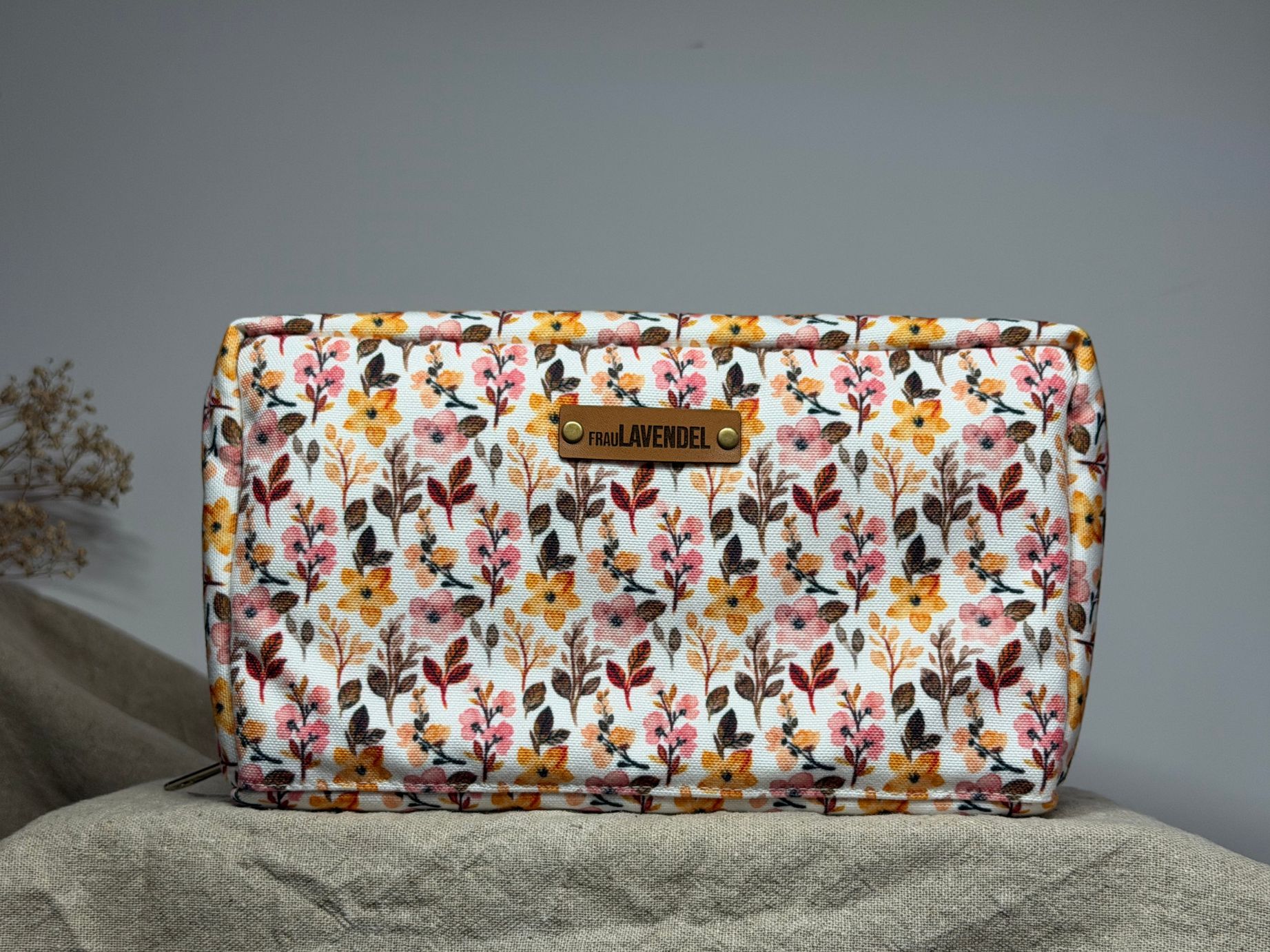 Große Kultur-Pouch by FrauLAVENDEL mit Fächern & Reißverschluss – ideal für Kosmetik, Roll-Ons & Reisen. Handgefertigt im Design „Autumn Flowers“.