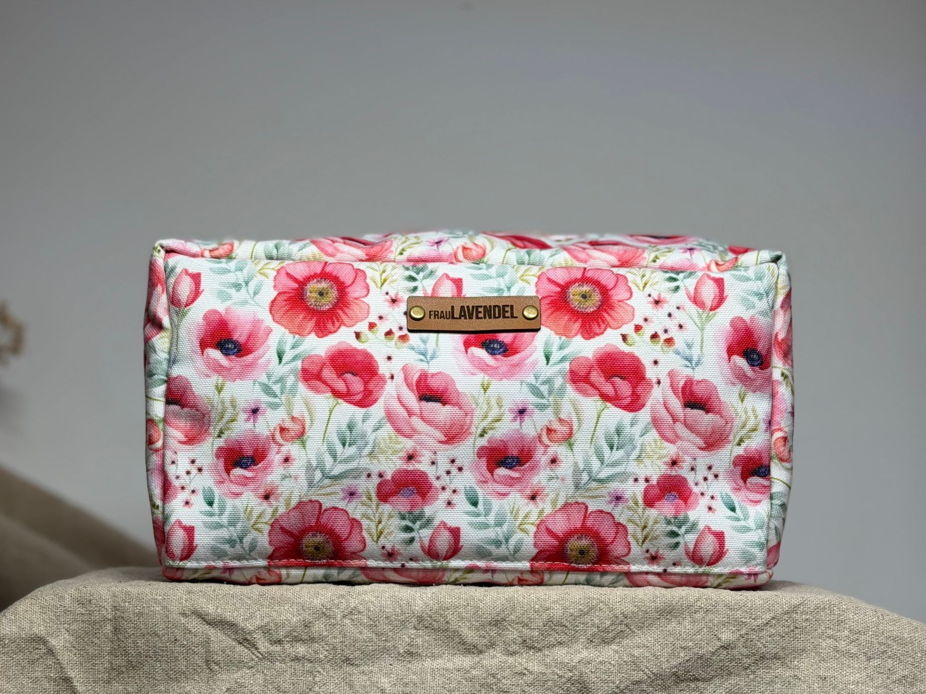 Große Kultur-Pouch by FrauLAVENDEL mit Fächern & Reißverschluss – ideal für Kosmetik, Roll-Ons & Reisen. Handgefertigt im Design „Pure Passion“.