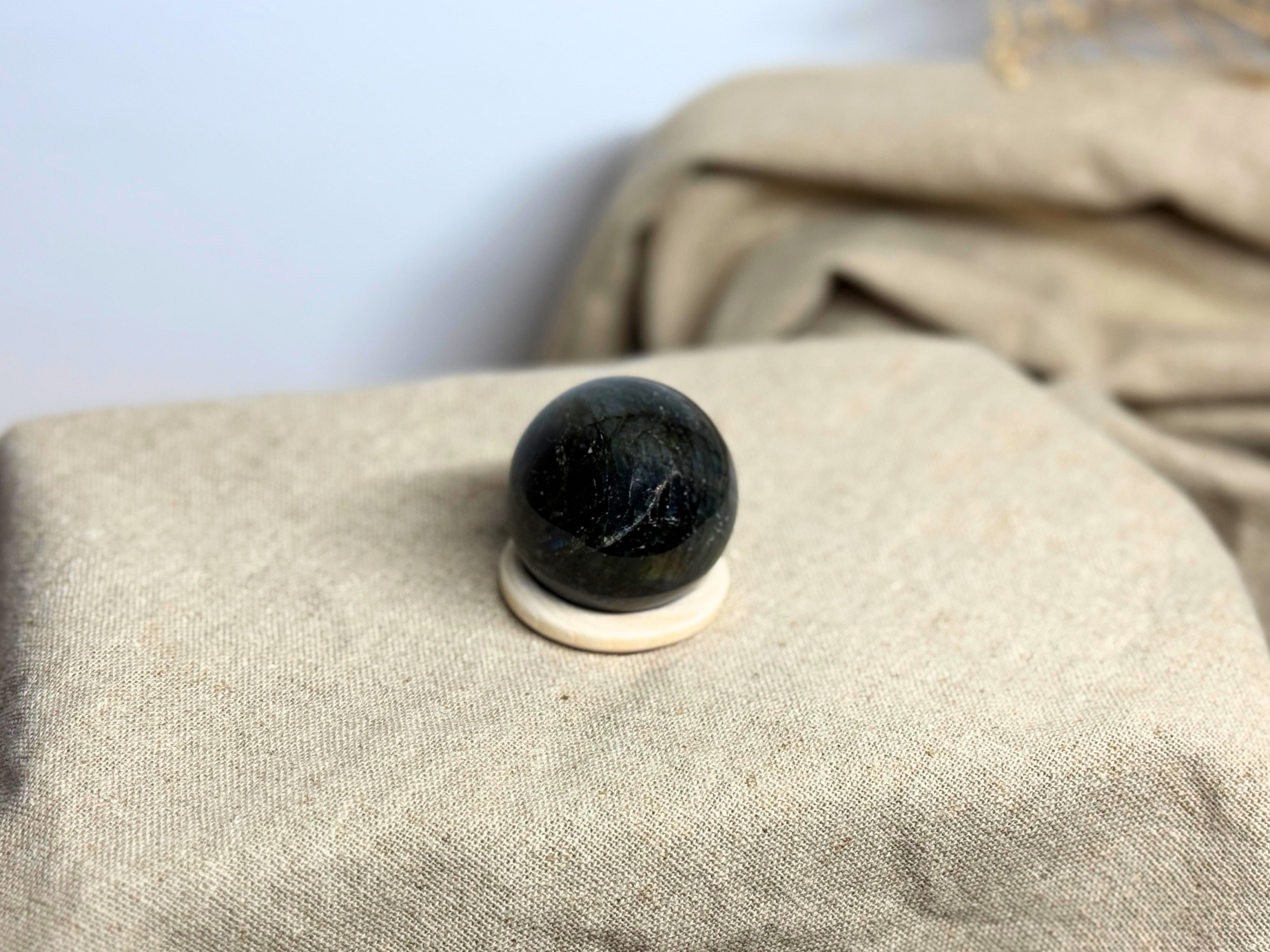 Labradorit-Kugel (Ø 4 cm) mit schimmernden Reflexen. Symbol für Intuition, Schutz & Klarheit. Ideal für Meditation & stille Momente.