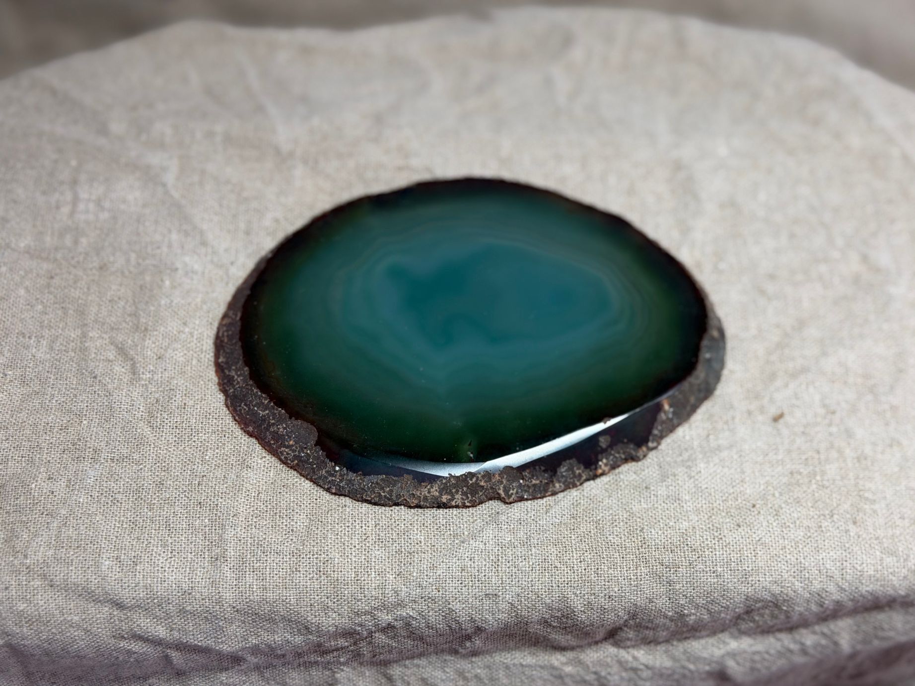 Flache Achat Scheibe in gruen (ca. 9 × 8,5 cm) – Symbol für Erdung, Stabilität & innere Ordnung. Ideal als Meditationsstein, Deko oder Ritualbegleiter.