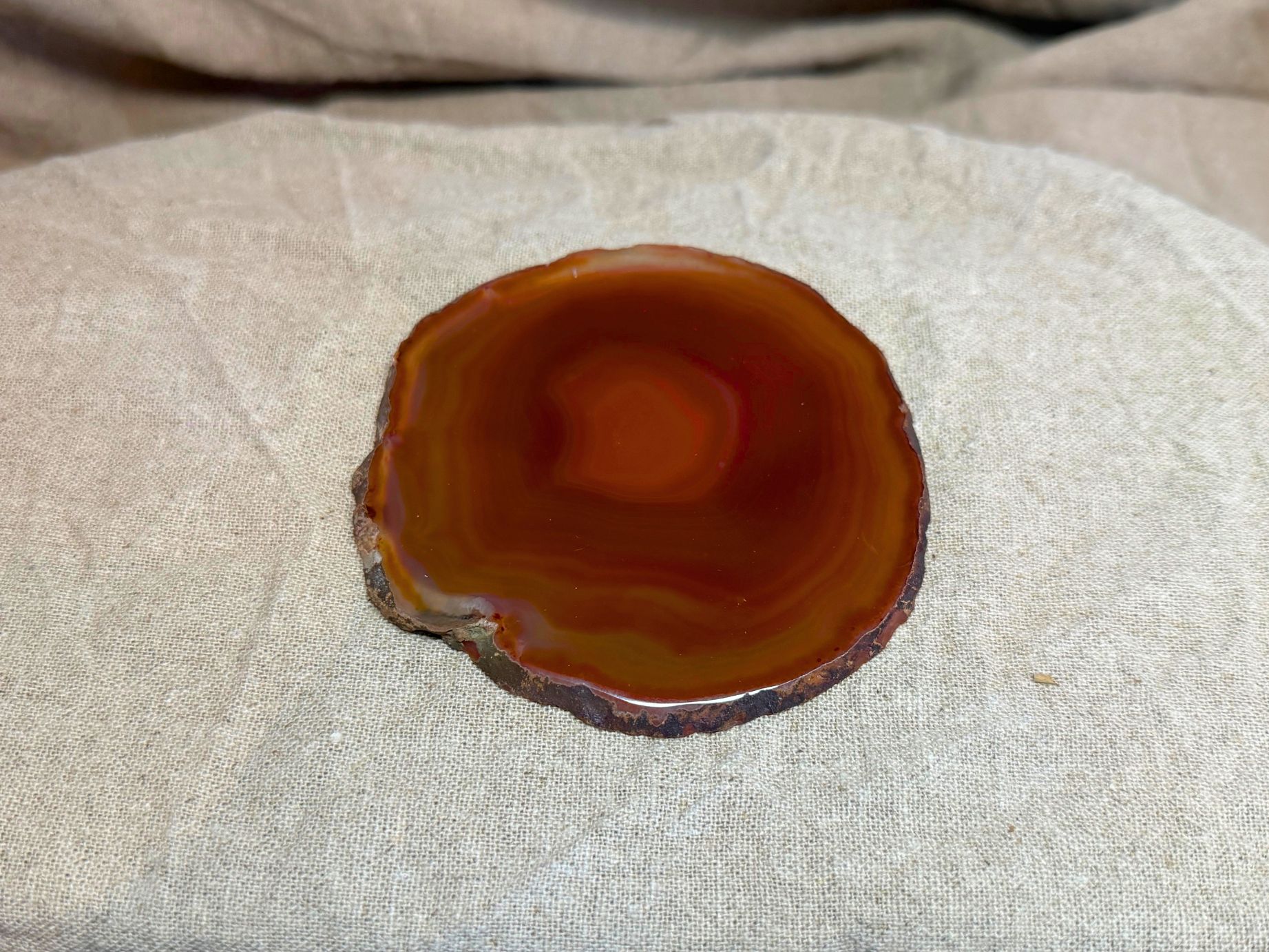 Flache Achat Scheibe in rot (ca. 9 × 8,5 cm) – Symbol für Erdung, Stabilität & innere Ordnung. Ideal als Meditationsstein, Deko oder Ritualbegleiter.