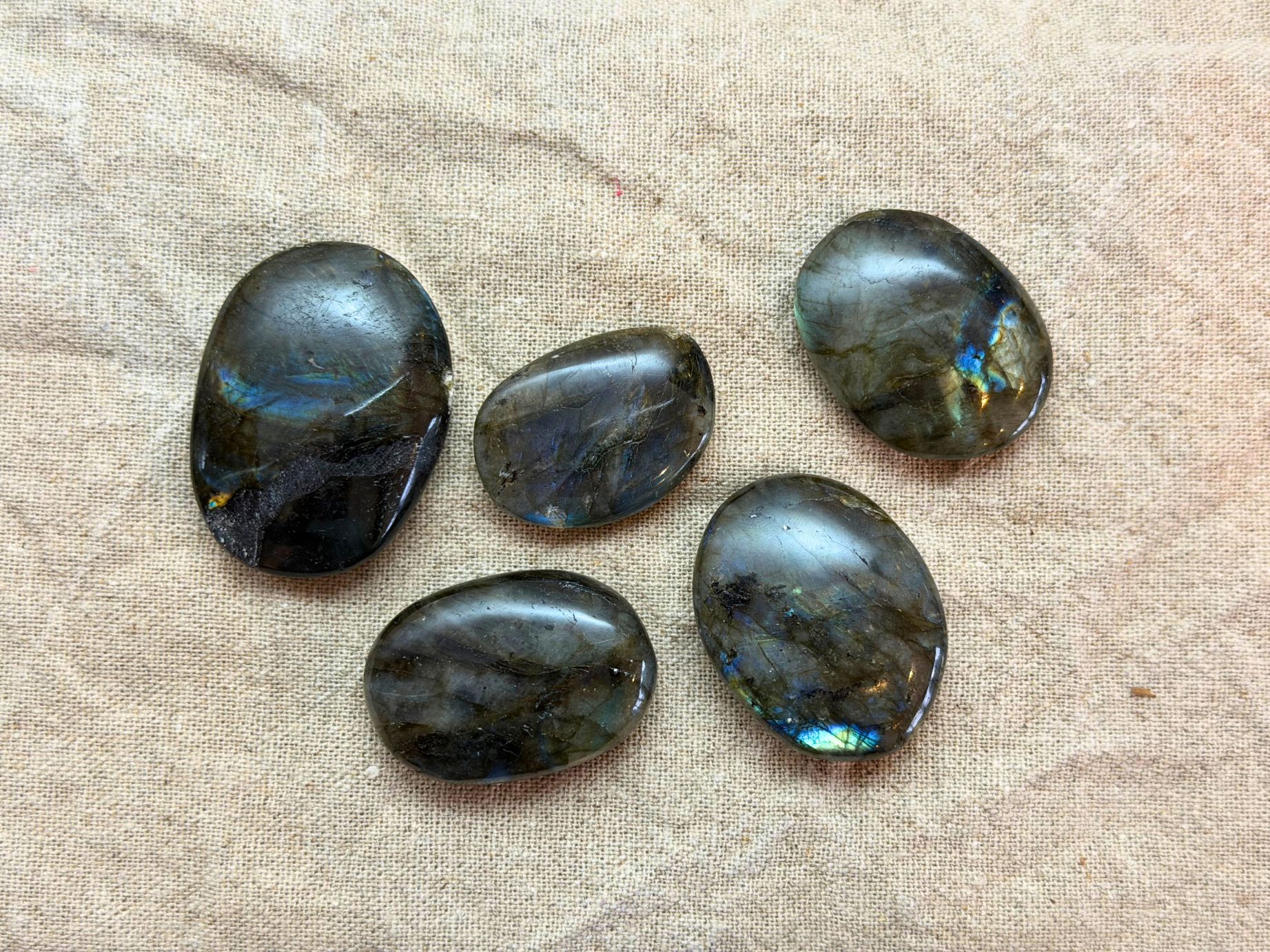 Flache Labradorit-Scheibe (4–5 cm) mit schimmernden Reflexen. Symbol für Intuition, Schutz & innere Klarheit – ideal für Meditation & Raumenergie.