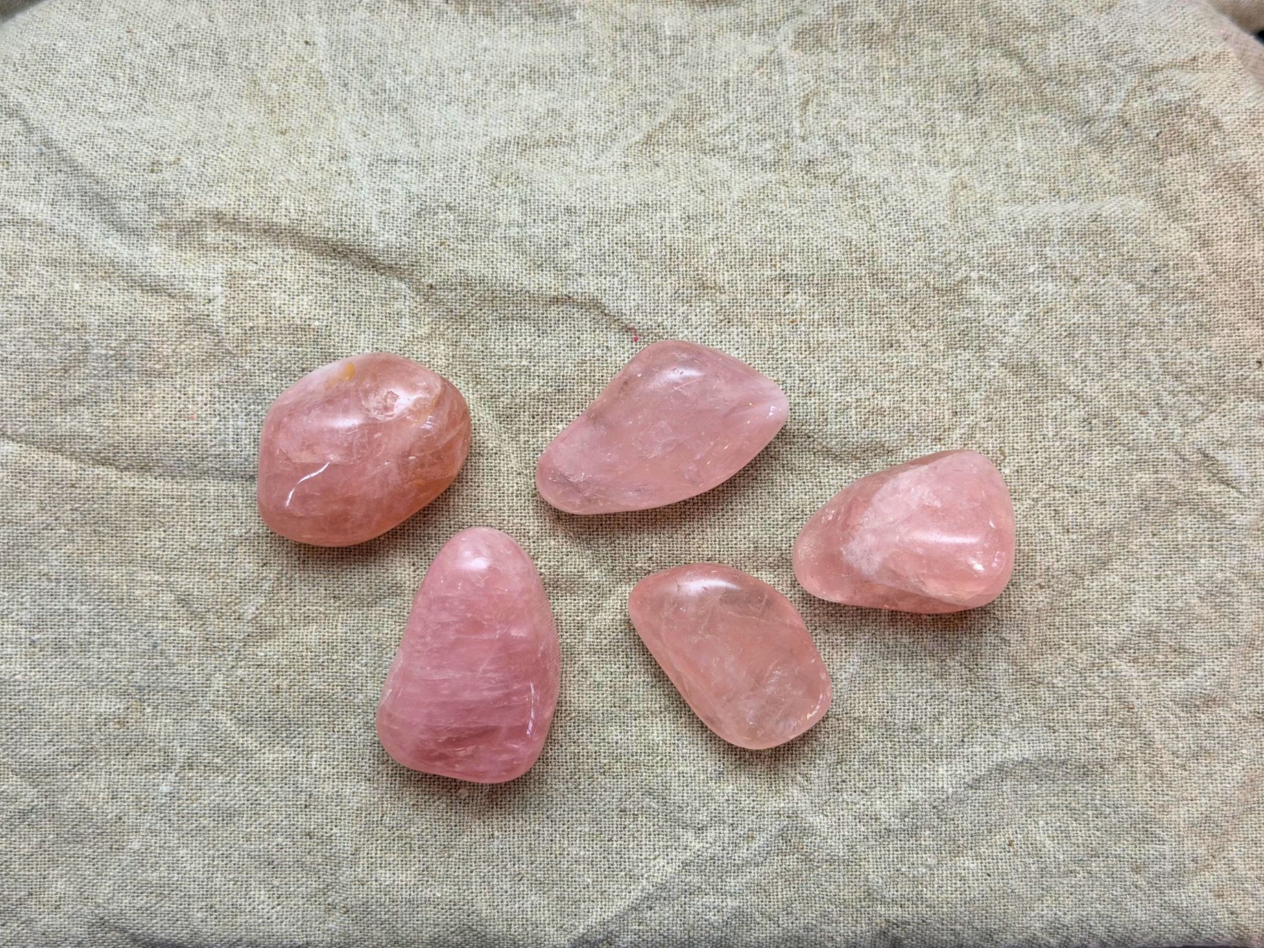 Großer Rosenquarz-Trommelstein (4–5 cm) für Liebe, Selbstannahme & Achtsamkeit. Zartrosa Begleiter für Meditation, Ruhe & Herzensmomente.