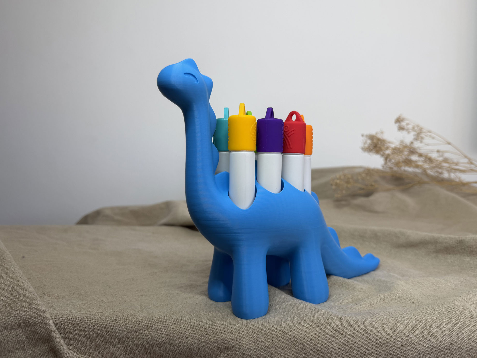 Roll-On Halter im Dino-Design mit 7 Steckplätzen für ätherische Öle. Aus recyceltem Kunststoff im 3D-Druck. Bunt, praktisch & nachhaltig.