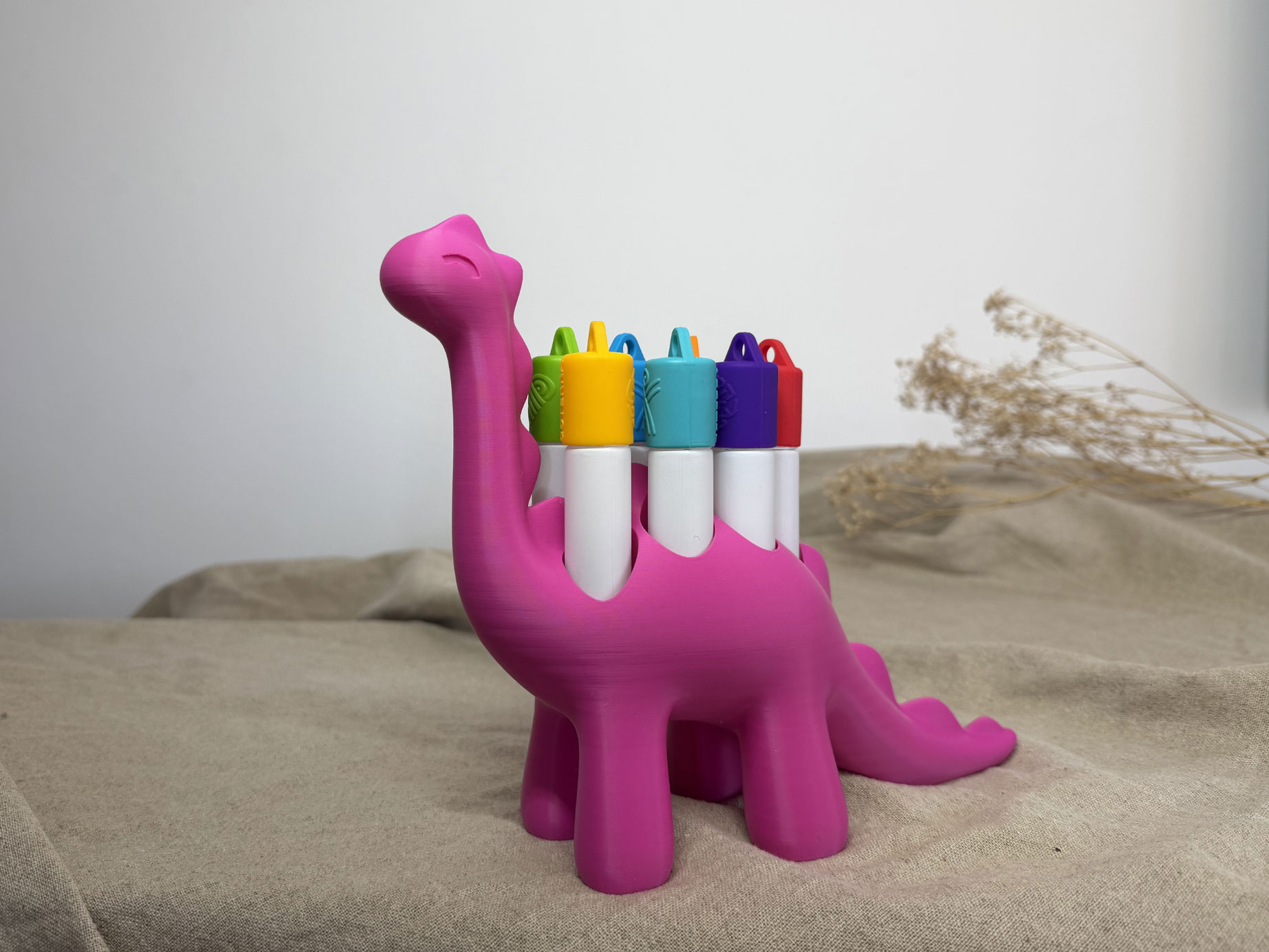 Roll-On Halter im Dino-Design mit 7 Steckplätzen für ätherische Öle. Aus recyceltem Kunststoff im 3D-Druck. Bunt, praktisch & nachhaltig.