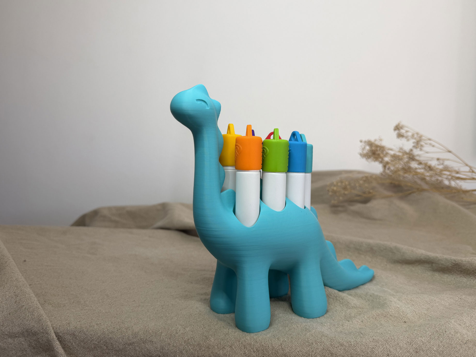 Roll-On Halter im Dino-Design mit 7 Steckplätzen für ätherische Öle. Aus recyceltem Kunststoff im 3D-Druck. Bunt, praktisch & nachhaltig.