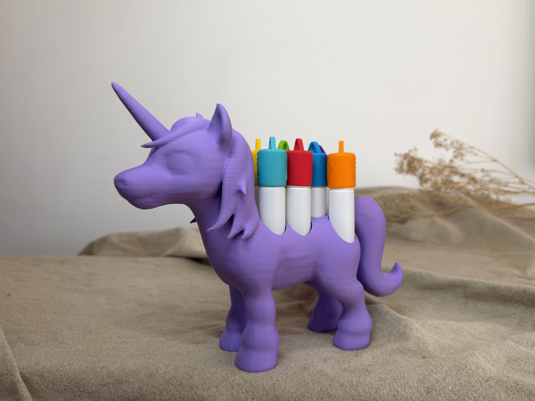 Süßer Roll-On Halter „Einhorn“ mit 7 Plätzen – perfekt für Kids-Öle. Aus recyceltem Kunststoff im 3D-Druck. Bunt, nachhaltig & kinderfreundlich.