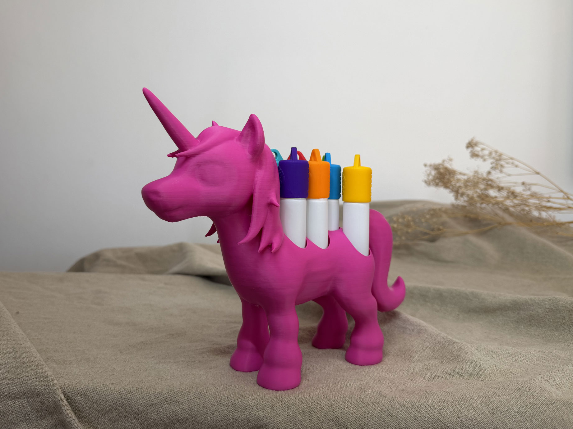 Süßer Roll-On Halter „Einhorn“ mit 7 Plätzen – perfekt für Kids-Öle. Aus recyceltem Kunststoff im 3D-Druck. Bunt, nachhaltig & kinderfreundlich.