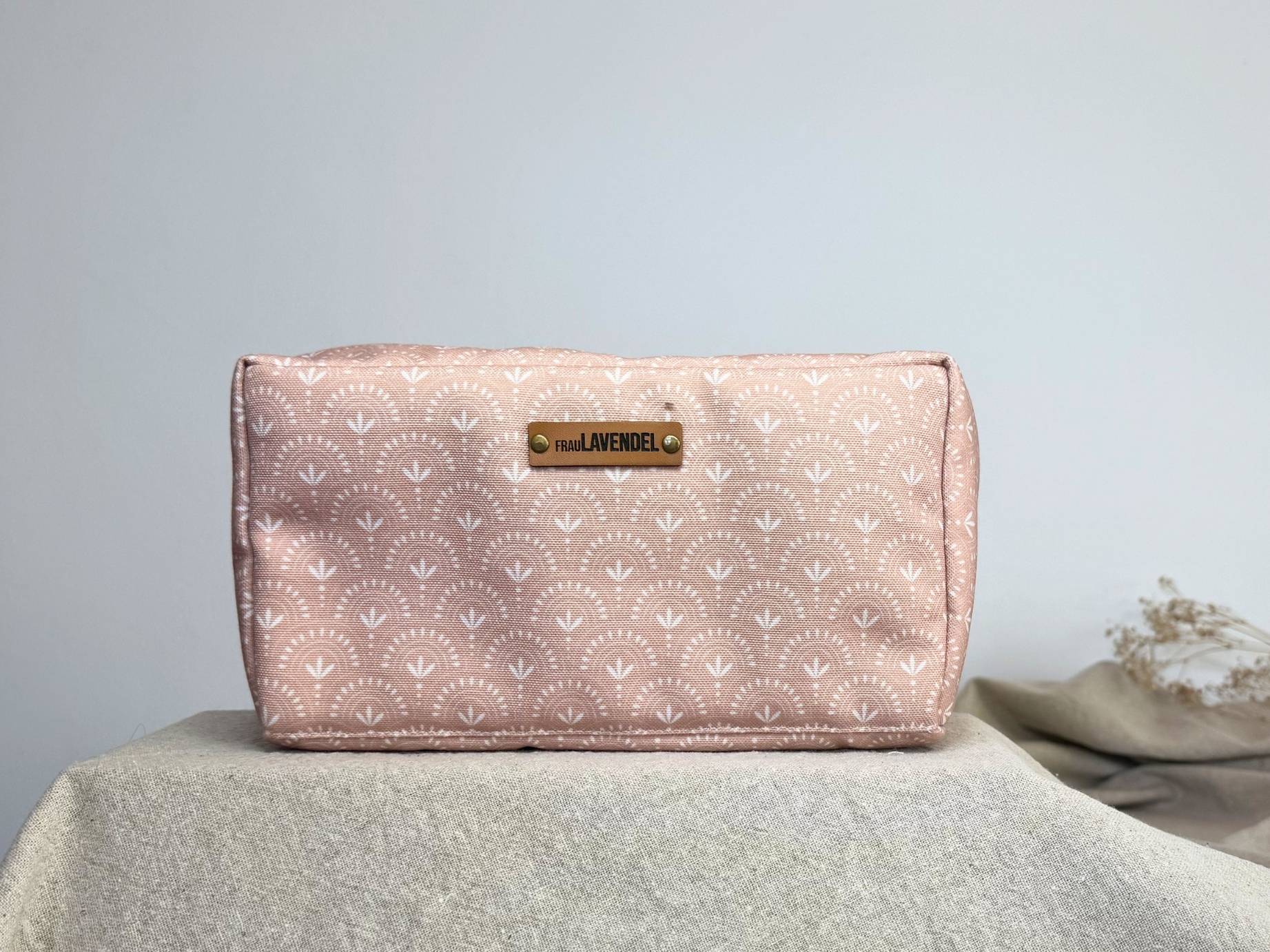 Große Cosmetic Bag by FrauLAVENDEL mit Fächern & Reißverschluss – ideal für Kosmetik, Roll-Ons & Reisen. Handgefertigt im Design 'BoHo'.