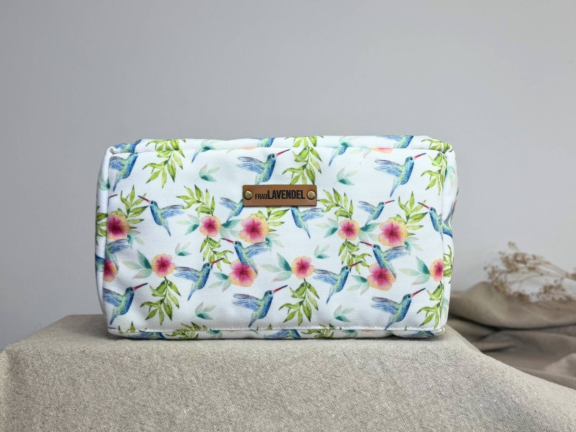 Große Cosmetic Bag by FrauLAVENDEL mit Fächern & Reißverschluss – ideal für Kosmetik, Roll-Ons & Reisen. Handgefertigt im Design 'Colibri.