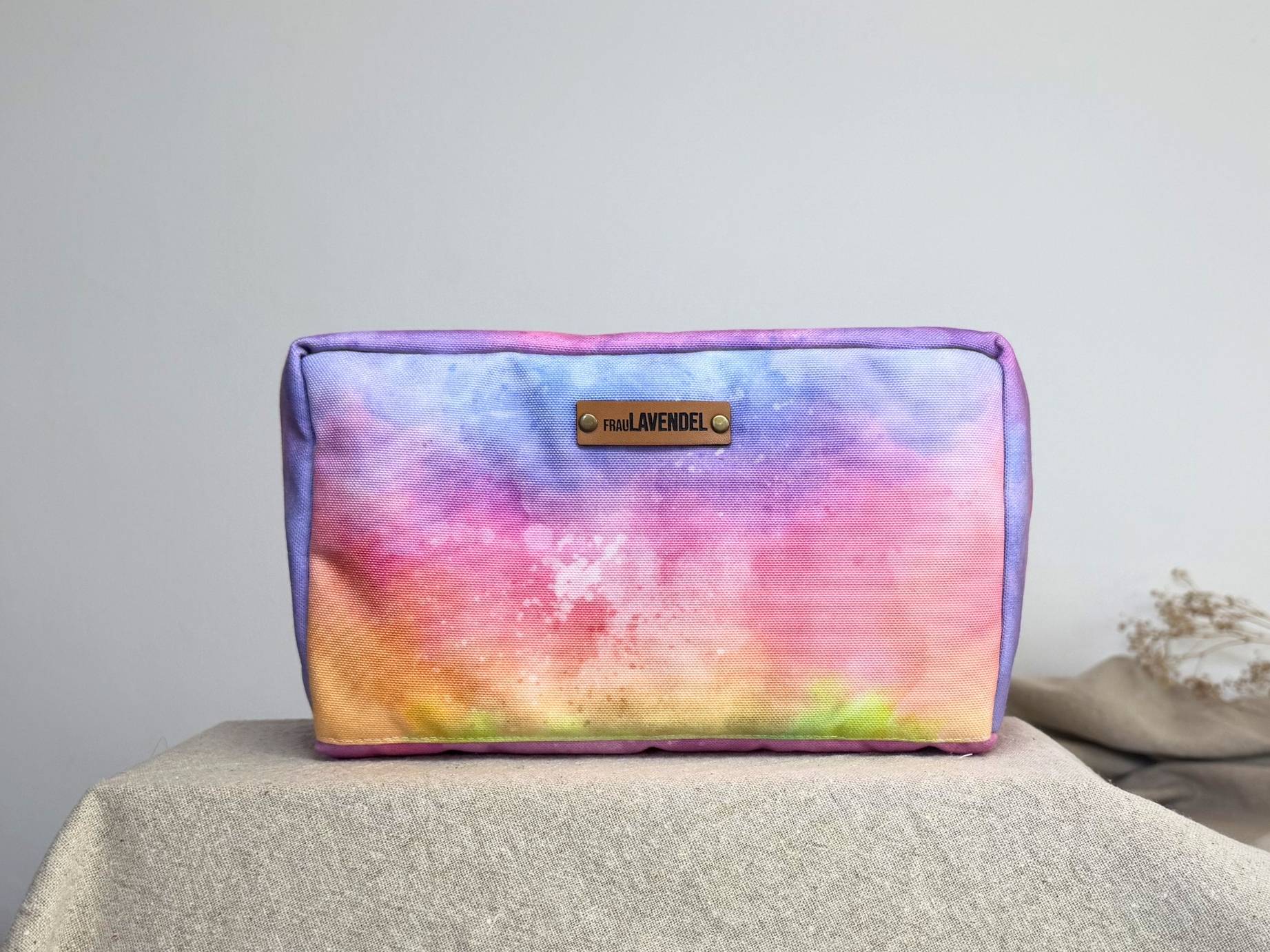 Große Cosmetic Bag by FrauLAVENDEL mit Fächern & Reißverschluss – ideal für Kosmetik, Roll-Ons & Reisen. Handgefertigt im Design 'Fairytale Bliss'.