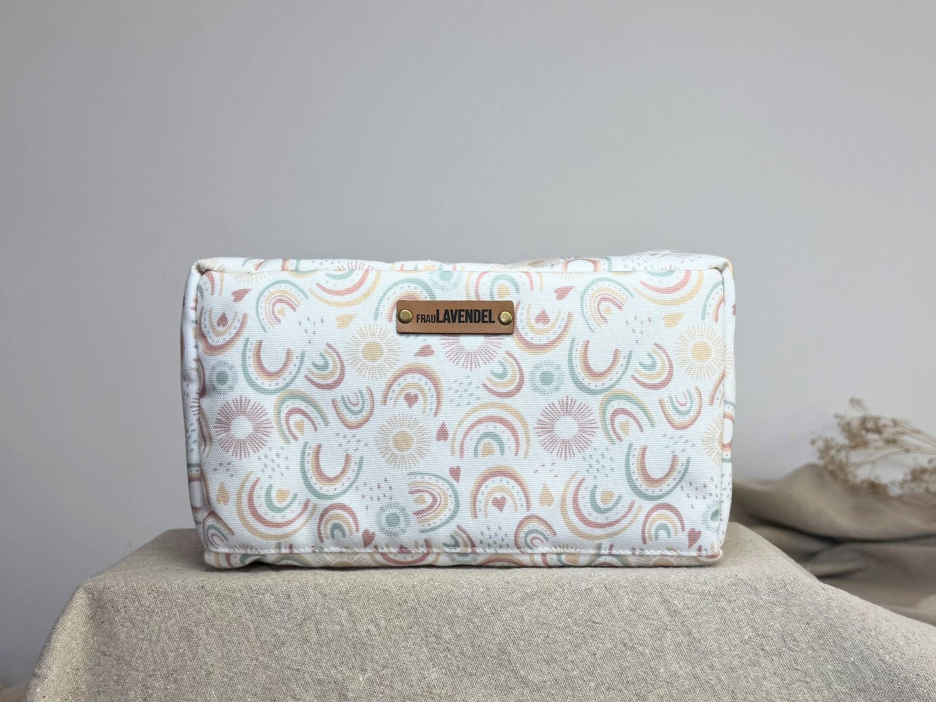Große Cosmetic Bag by FrauLAVENDEL mit Fächern & Reißverschluss – ideal für Kosmetik, Roll-Ons & Reisen. Handgefertigt im Design 'Little Rainbows'.