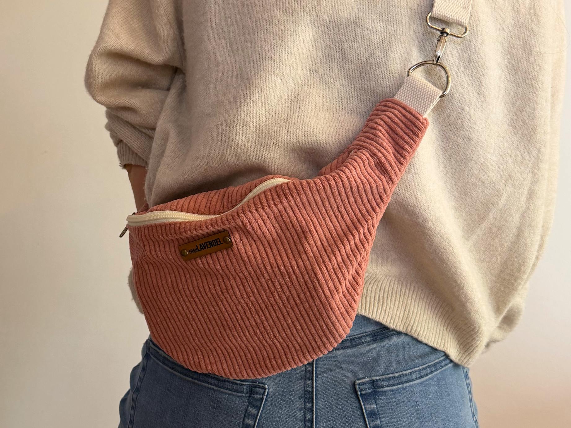 Bum Bag „Coral“ – stilvolle Bauchtasche für Alltag & Reisen. Perfekt für Essentials & ätherische Öle. Leicht, praktisch & vielseitig tragbar.