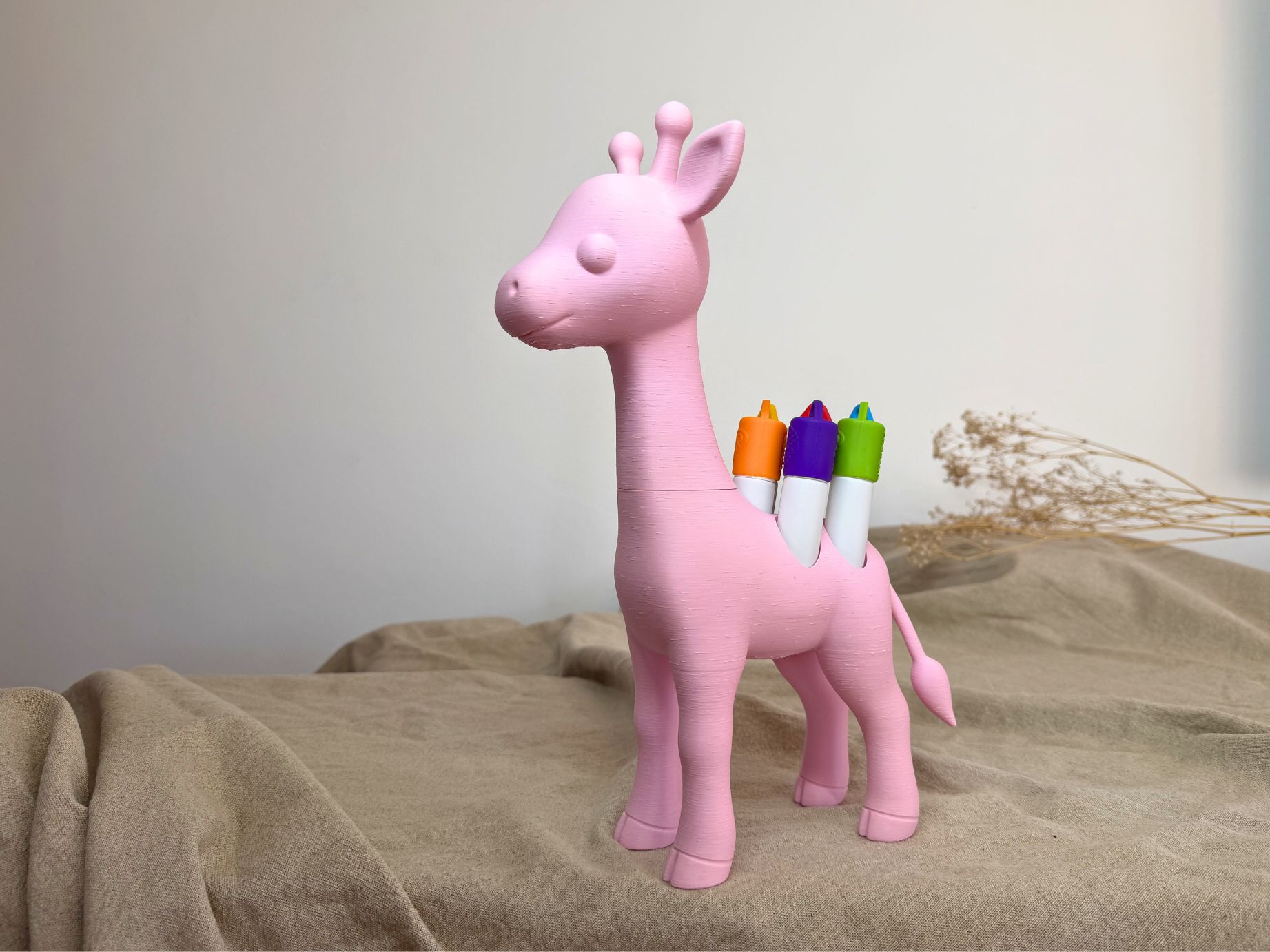 Roll-On Halter „Giraffe“ Rosa mit 7 Steckplätzen für Kids-Öle. Süße Aufbewahrung für ätherische Öle im Kinderzimmer – praktisch, liebevoll & einzigartig.