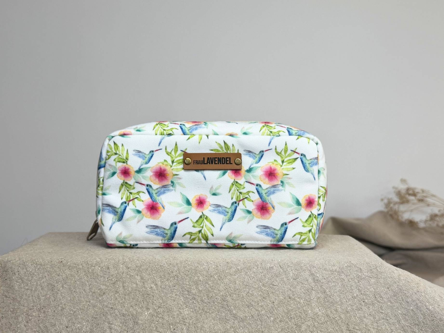 Kennst Du schon unsere handgefertigte 'Colibri' Maxi-Pouch Tasche by Aethe.Rolea? Die Maxi-Pouch hat Platz für bis zu 15 Bottles und Roll Ons.